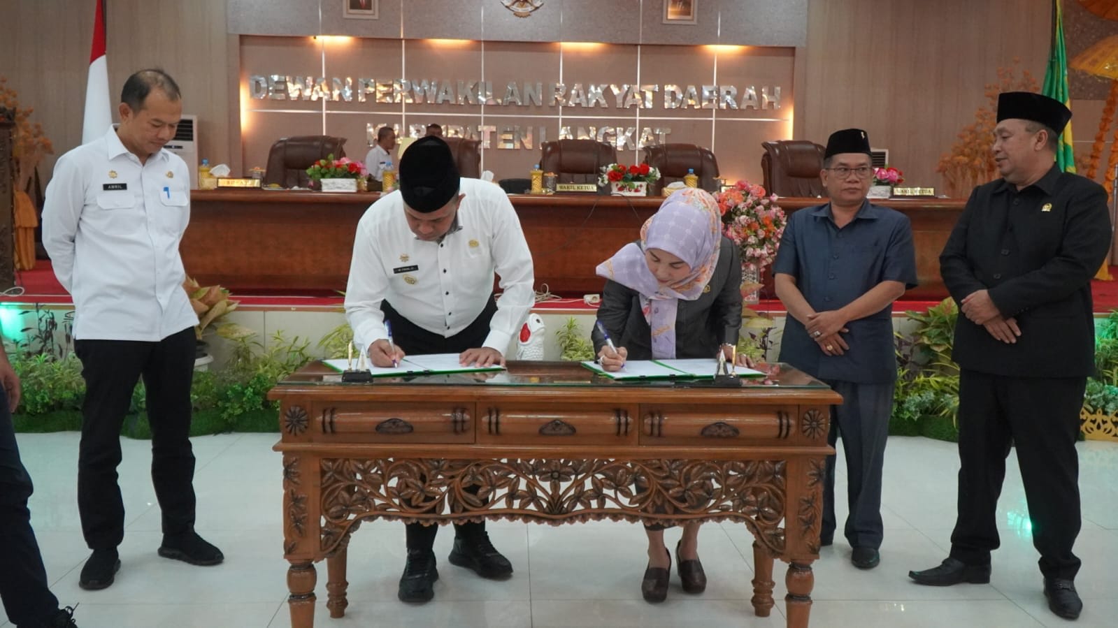 TANDA TANGANI: Pj Bupati Langkat, Faisal Hasrimy menandatangi pengesahan Ranperda P-APBD menjadi Perda.(Diskominfo Langkat/Sumut Pos)