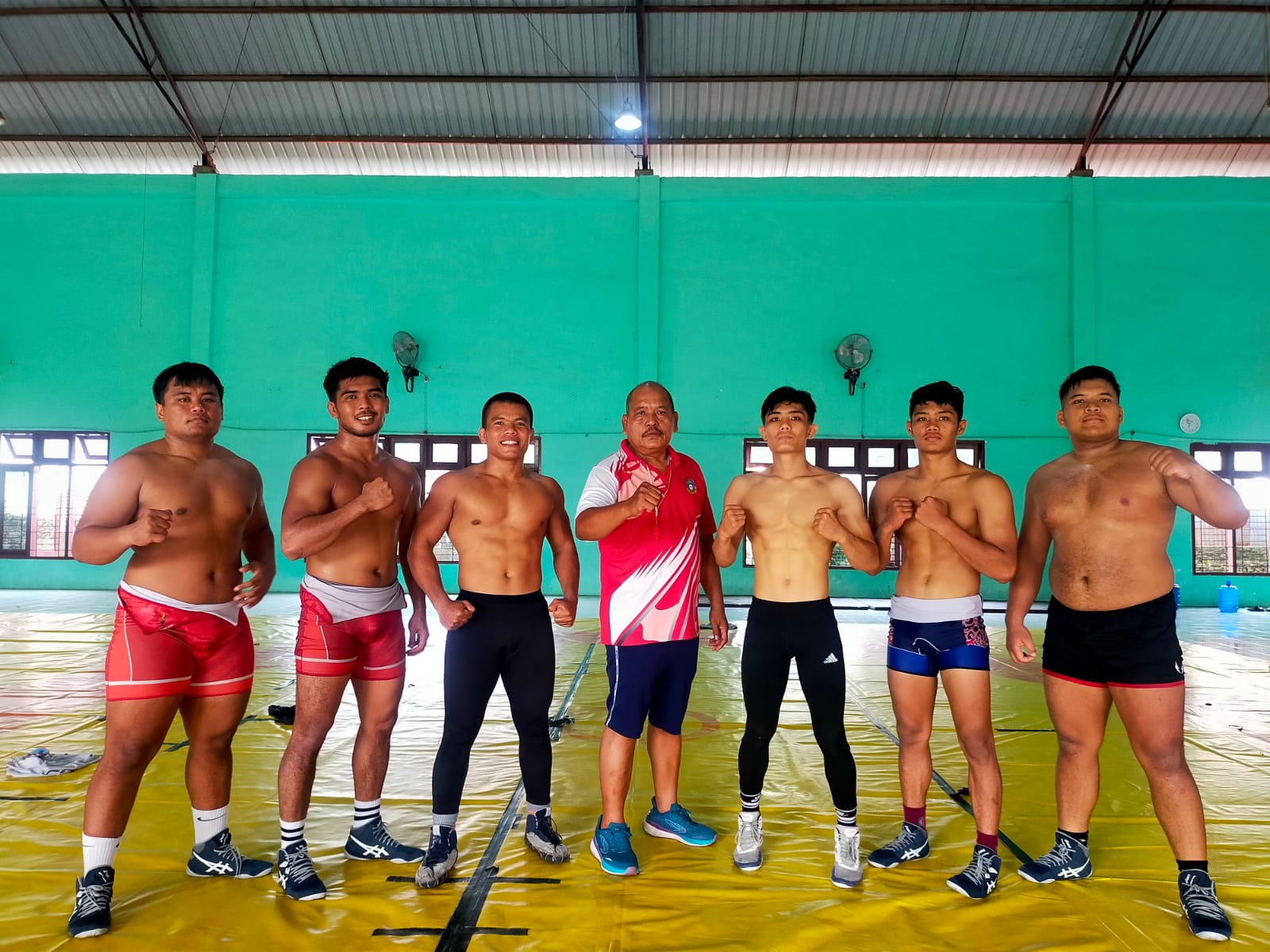 BERSAMA: Legenda Gulat Sumut, Josua Sinurat bersama enam pegulat bermarga Sembiring. (Dokumen Pribadi)
