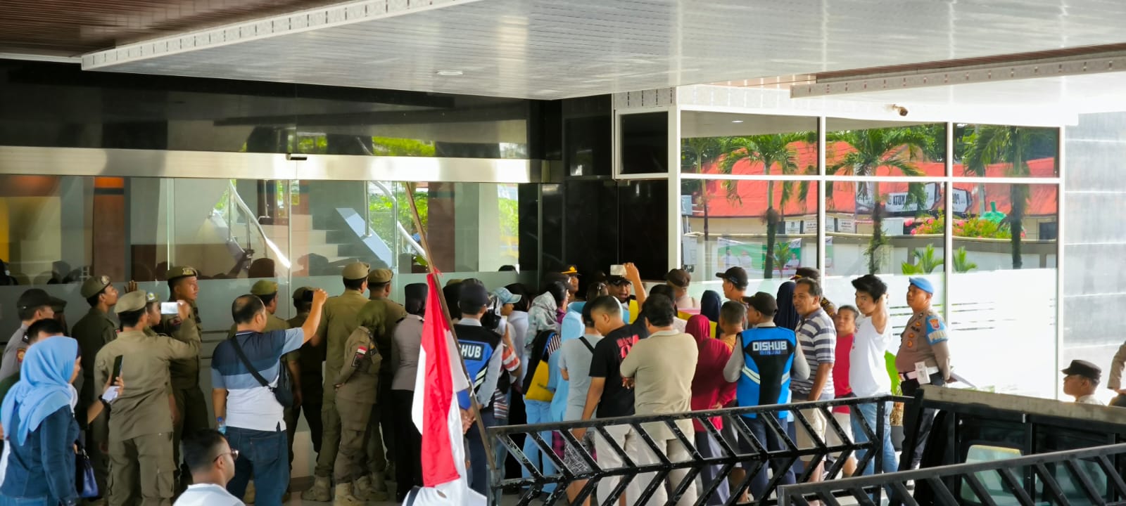 DATANGI: Pedagang Pasar Tavip saat mendatangi Kantor DPRD Binjai.(Teddy Akbari/Sumut Pos)