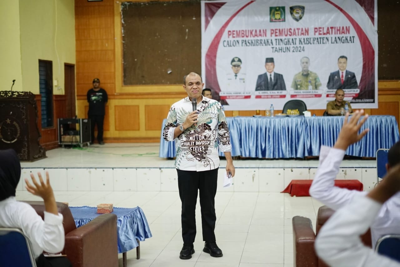 PEMBEKALAN: Pj Bupati Langkat, Faisal Hasrimy saat memberi pembekalan kepada calon paskibra.(Diskominfo Langkat/Sumut Pos)