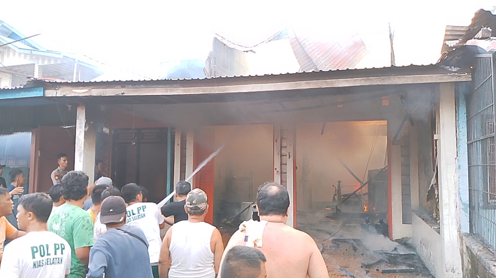 PADAMKAN: Petugas pemadaman kebakaran saat melakukan pemadaman. (IKHSAN/SUMUT POS)