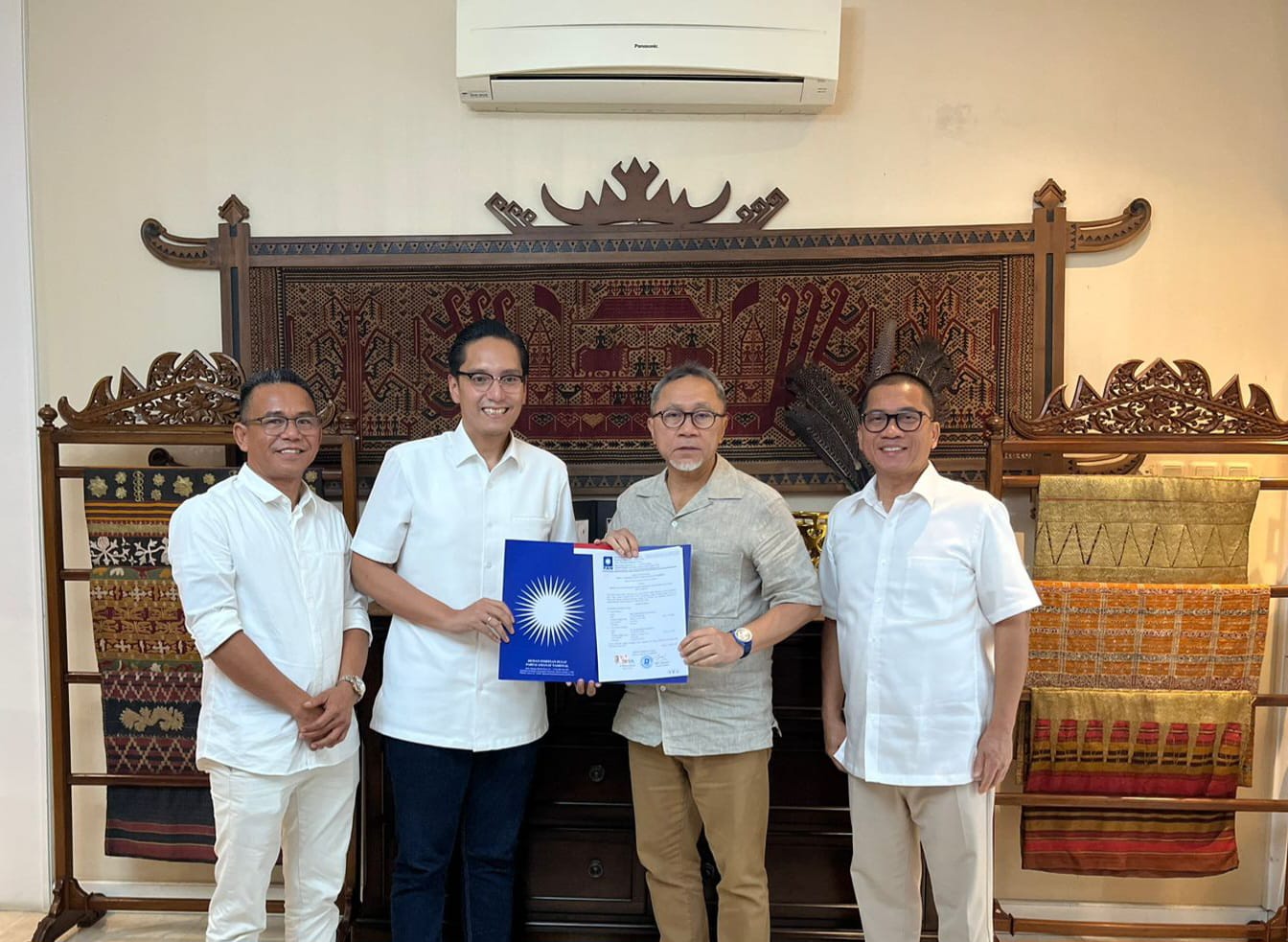 Ketua Umum DPP Partai PAN Zulkifli Hasan, menyerahkan surat rekomendasi dukungan kepada Rico Waas dan Zakiyuddin Harahap. (dok pribadi)