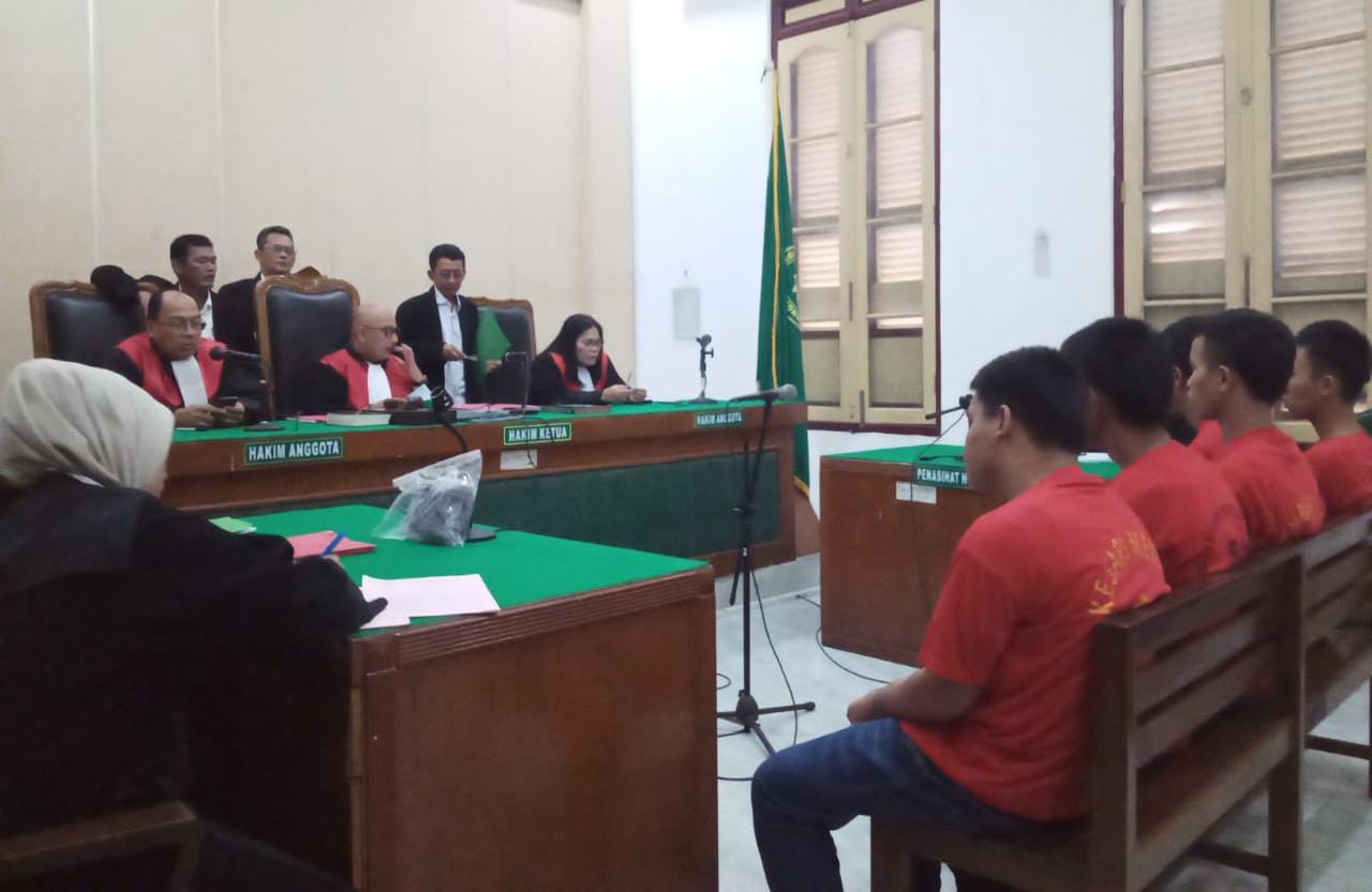 SIDANG: Kelima mahasiswa FT UHN saat menjalani sidang di PN Medan. (Dokumen M Agusman/Sumut Pos)