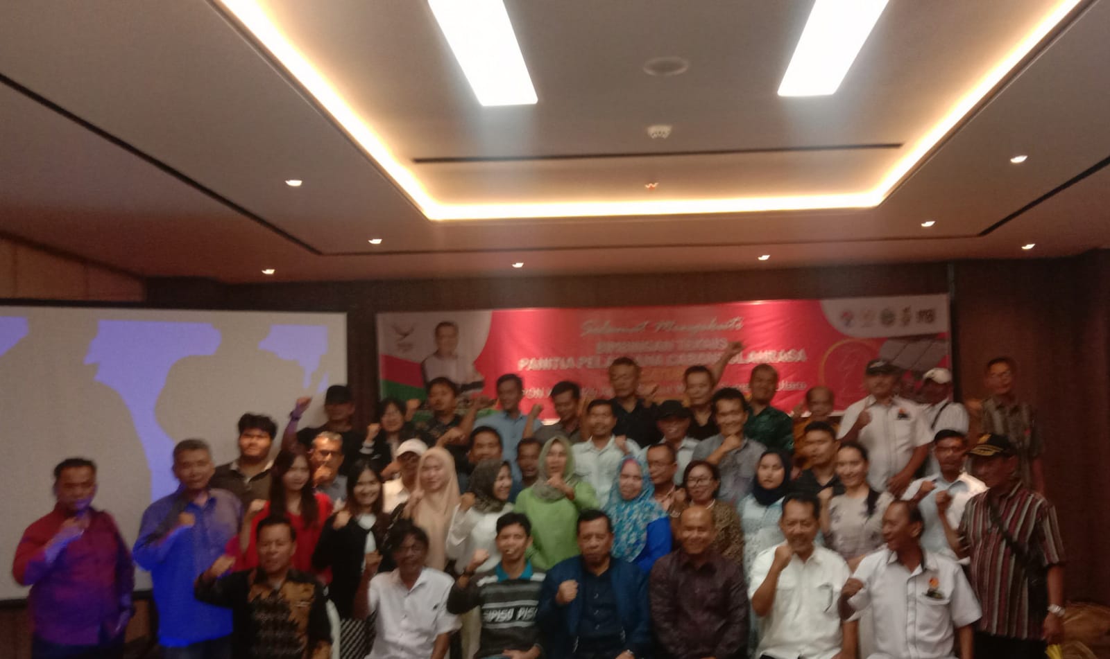 BERSAMA: Ketua Harian Percasi Sumut Juliski Simorangkir dan TD Catur PON XXI Aceh-Sumut Agus Subandrijo bersama peserta Bimtek Panitia Pelaksana Cabang Olahraga Catur PON 2024 Wilayah Sumut.