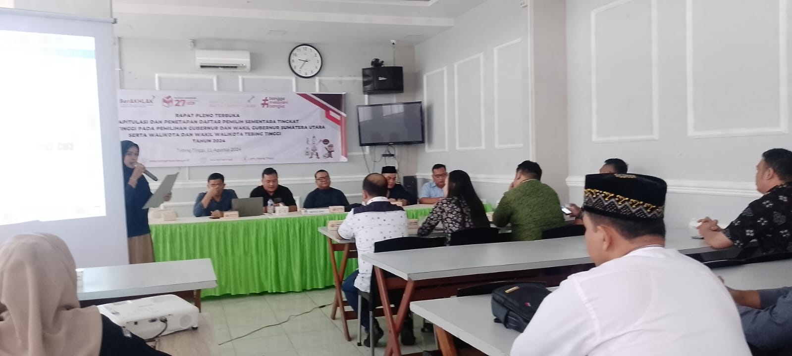 BUKA: Ketua KPU Kota Tebingtinggi Emil Sofyan didampingi empat anggota KPU lainnya membuka kegiatan rapat pleno terbuka rekapitulasi dan penetapan DPS untuk Pilkada tahun 2024.