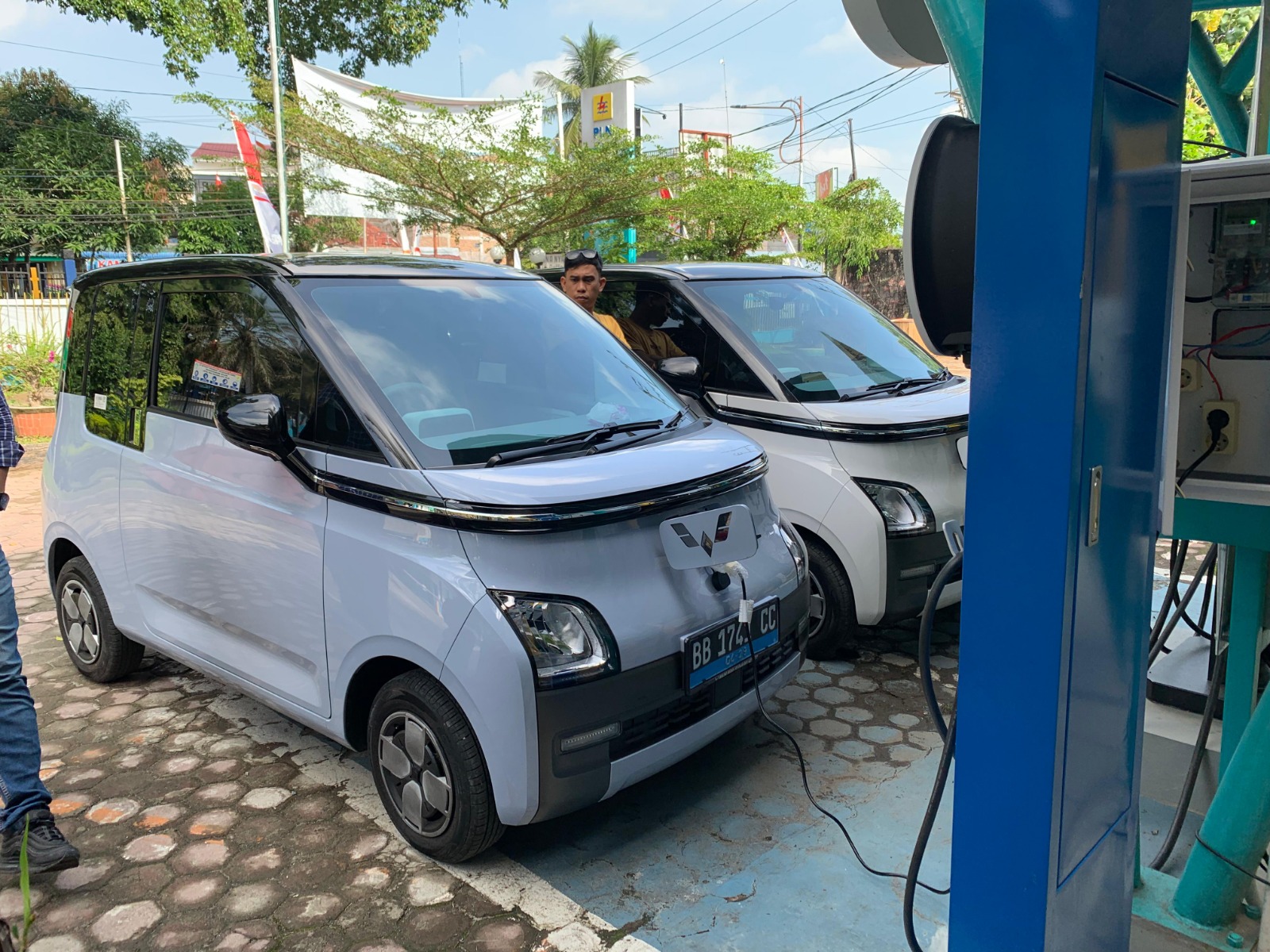 Pengguna kendaraan listrik di Kota Pematangsiantar sedang melakukan pengisian daya di SPKLU PLN Unit Layanan Pelanggan (ULP) Siantar Kota (10/8).