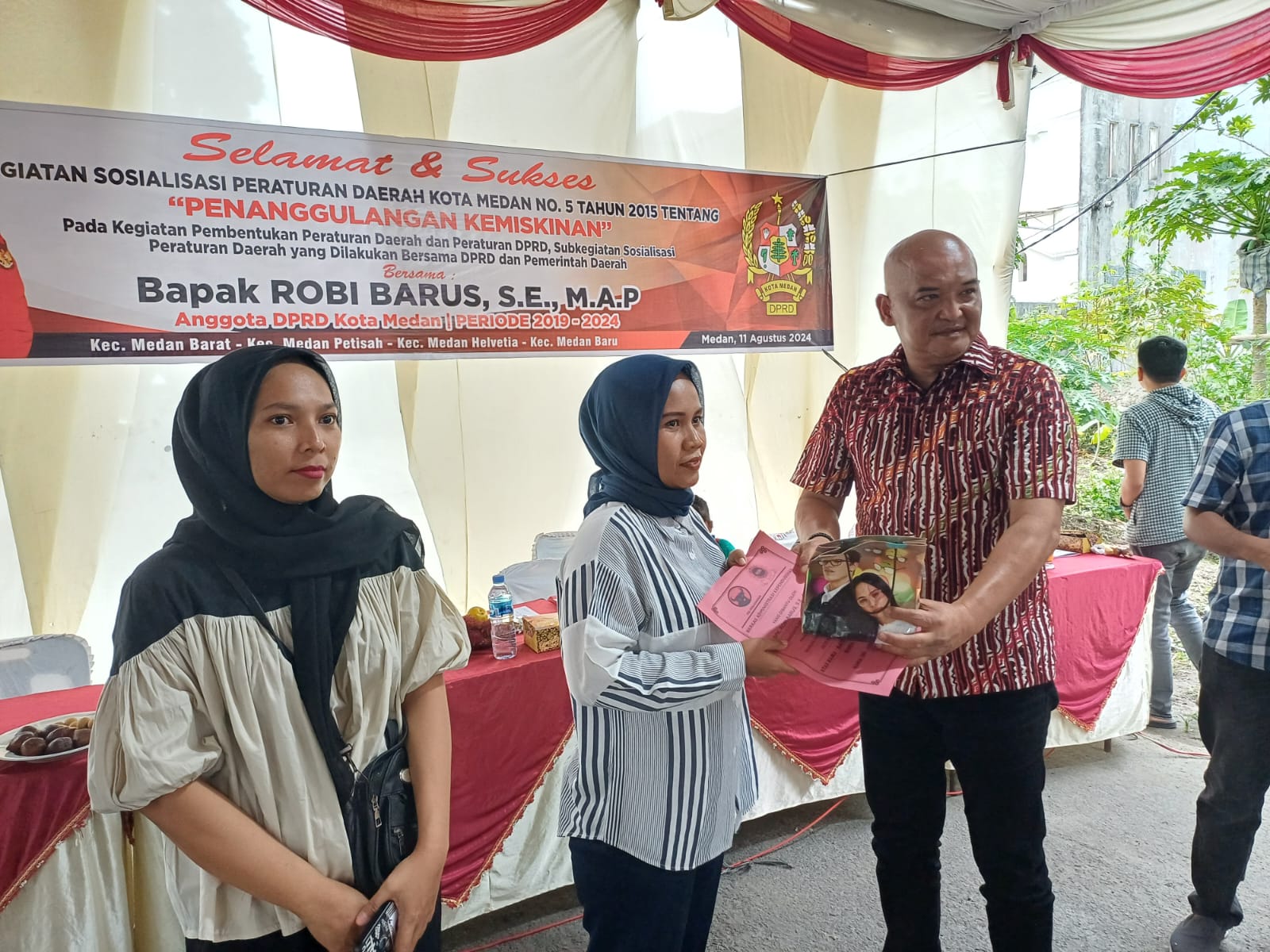 SOSIALISASI: Ketua Fraksi PDI Perjuangan DPRD Kota Medan, Robi Barus SE M.AP saat menggelar Sosialisasi Produk Hukum Daerah Kota Medan No.5 Tahun 2015 tentang Penanggulangan Kemiskinan di Jalan Karya