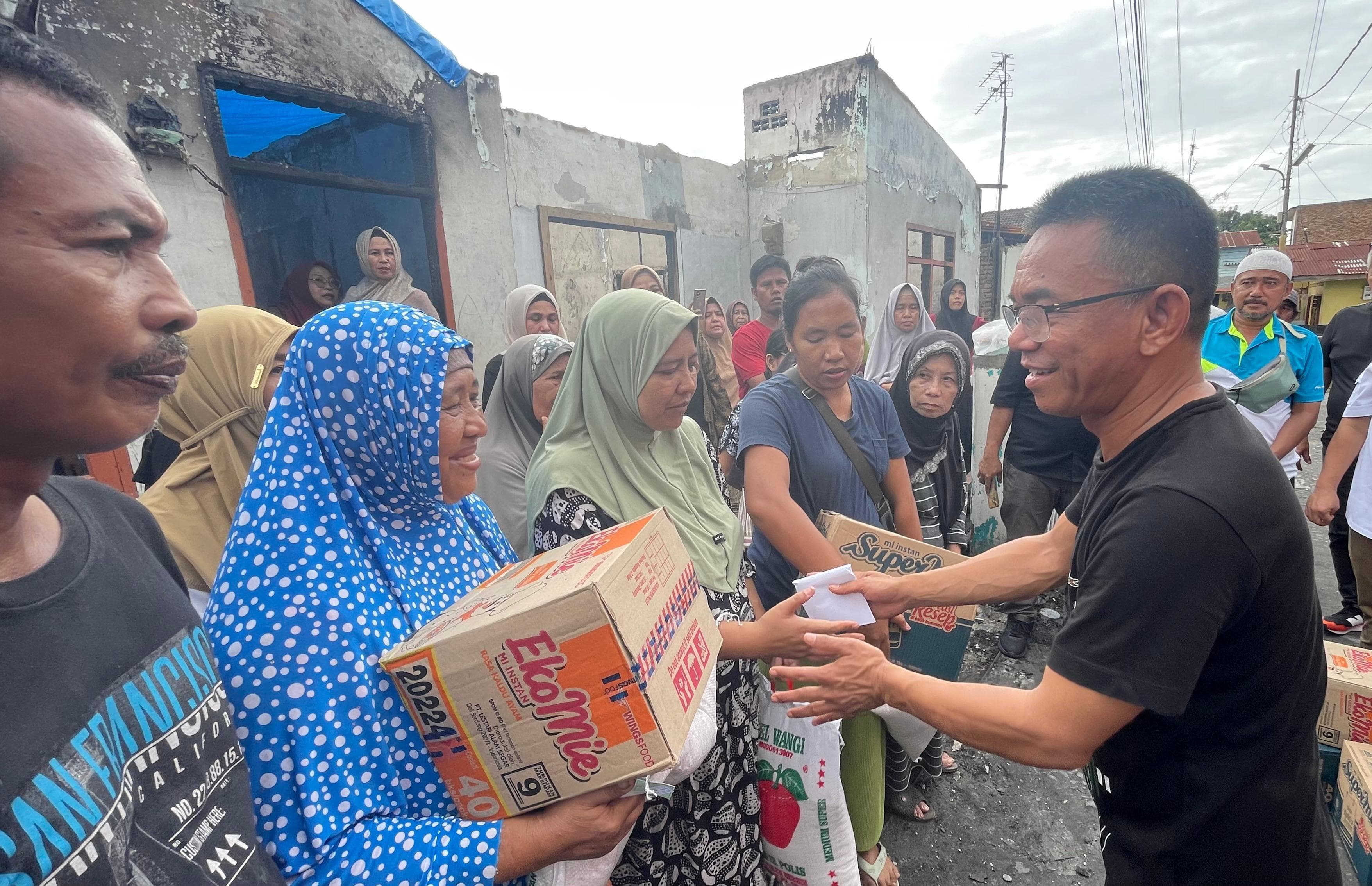 BANTUAN: Bakal Calon Wakil Wali Kota Medan, H. Zakiyuddin Harahap SE memberikan bantuan kepada korban kebakaran di Kecamatan Medan Barat. ( MARKUS/SUMUT POS)