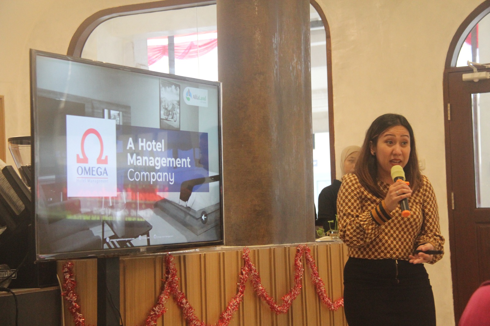 Director of Sales OHM Liza Karinata memaparkan  jaringan hotel di bawah Omega Hotel Management (OHM) pada acara opening gathering Cordex Hotel Marelan-Medan.