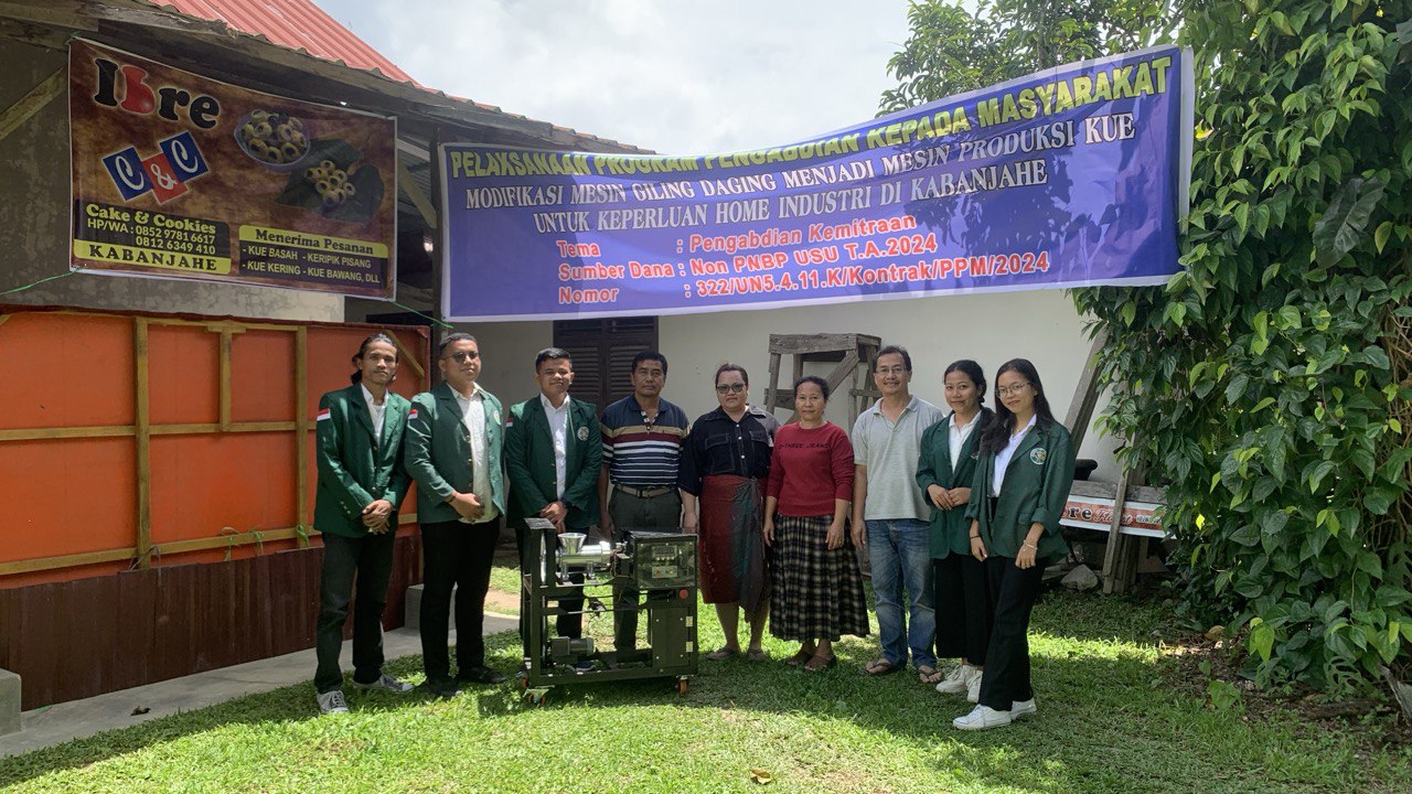 Tim PKM USU memberikan seperangkat mesin produksi kue kepada perajin kue yang ada di Kelurahan Kampung Dalam, Kabanjahe, Karo.