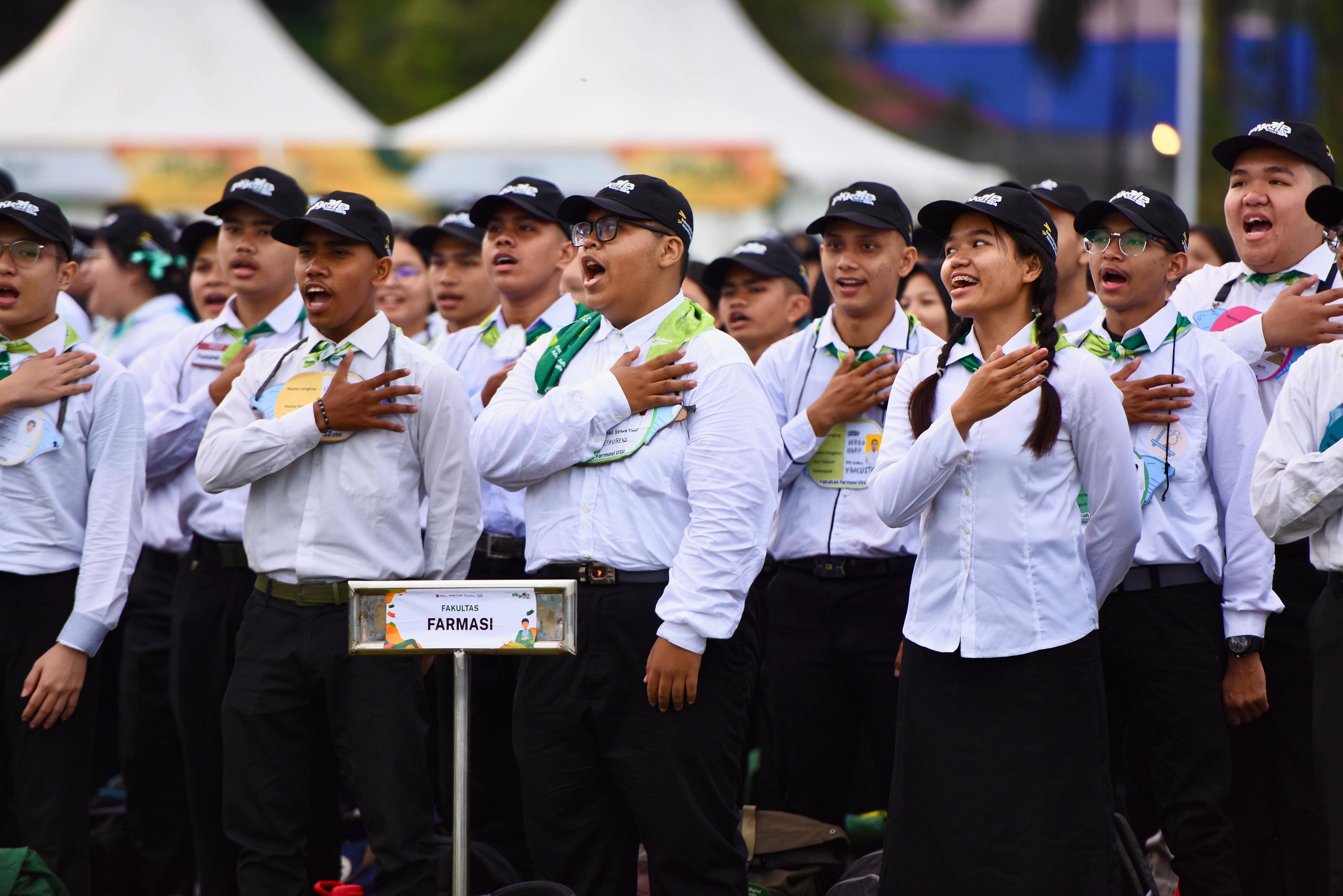 PKKMB: Sebanyak 7.350 mahasiswa baru saat mengikuti Pengenalan Kehidupan Kampus Mahasiswa Baru (PKKMB) 2024di Stadion Mini USU, Selasa (13/8). (Dokumen Humas USU)