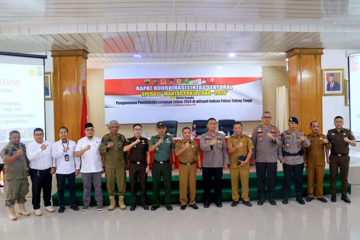 RAKOR: Plt Sekdako Kamlan Mursyid membuka rakor Lintas Sektoral Operasi Mantap Praja Toba Tahun 2024 di Aula Kamtibmas Polres Tebingtinggi. ISITIMEWA/SUMUT POS