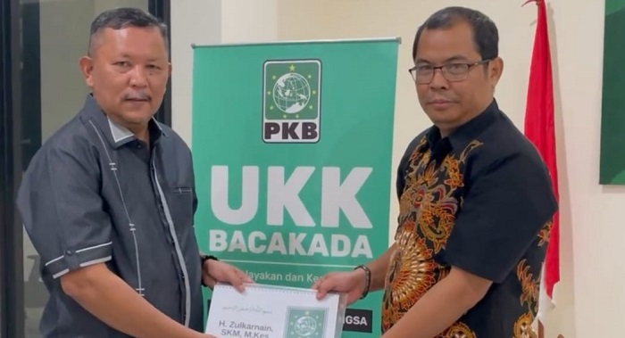 TERIMA: H Zulkarnain  SKM,  Mkes (kanan) menerima surat Penetapan Tahap I  sebagai Bakal Calon (Bacalon) Bupati Kabupaten Batubara 2024 - 2029.