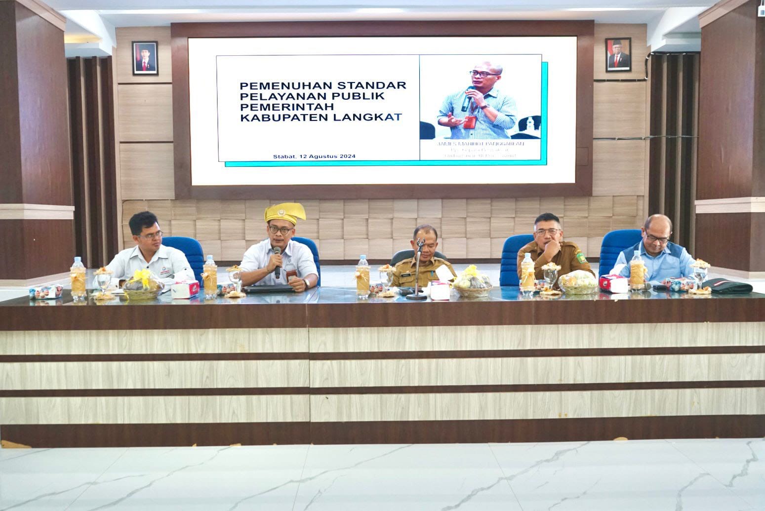 PELAYANAN: Kegiatan peningkatan kapasitas kepatuhan standar pelayanan publik diikuti Sekda Langkat, Amril.(Diskominfo Langkat/Sumut Pos)