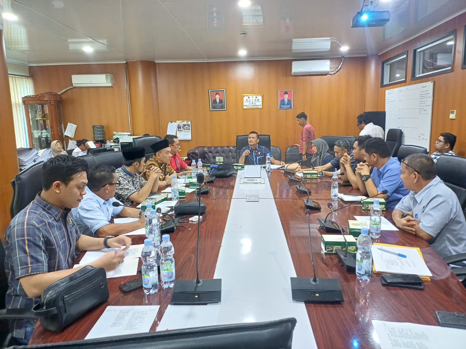 RDP: Komisi IV saat menggelar Rapat Dengar Pendapat bersama Dinas Perumahan Kawasan Permukiman Cipta Karya dan Tata dan Dinas Penanaman Modal dan Pelayanan Terpadu Satu Pintu, Selasa (13/8/2024).