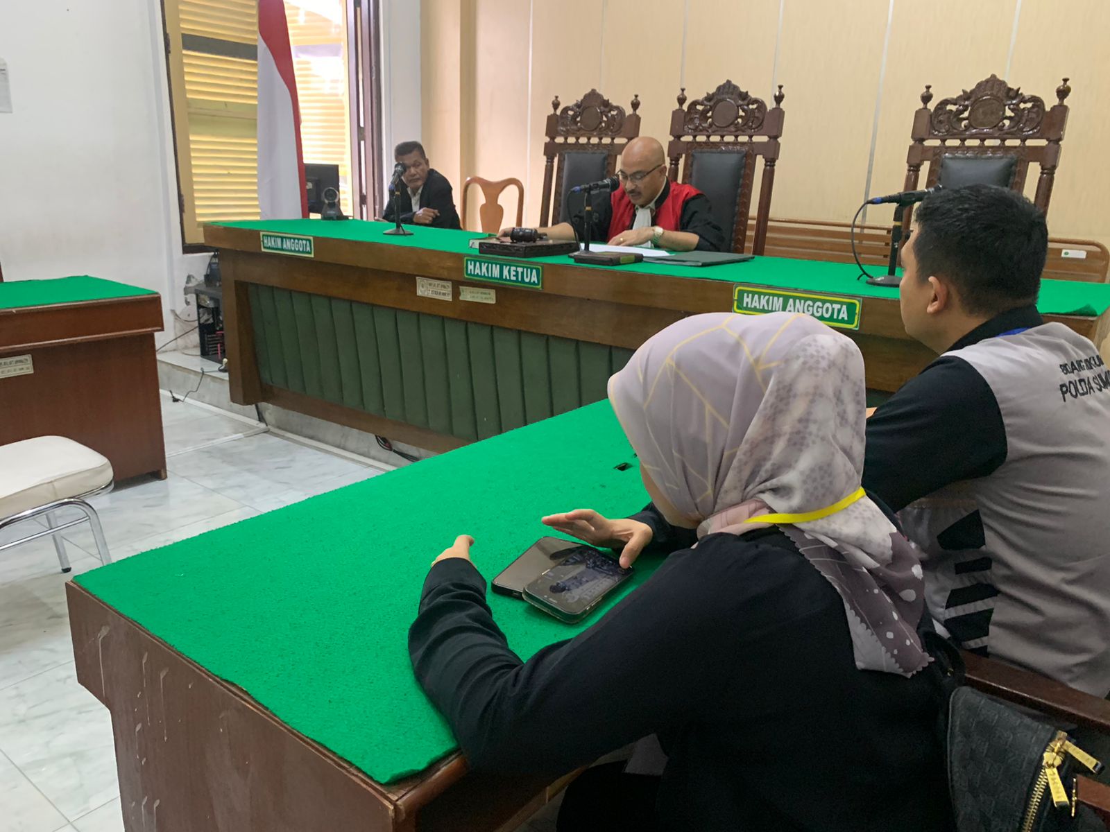 PRAPID: Hakim tunggal Khamozaro Waruwu, membacakan pencabutan permohonan prapid mantan Bupati Batubara, yang dihadiri kuasa hukum termohon, Rabu (14/8). (AGUSMAN/SUMUT POS)