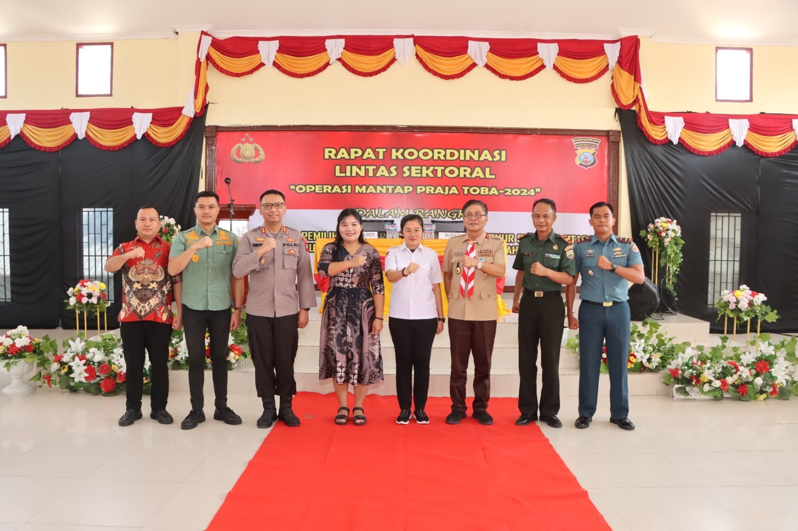 FOTO BERSAMA: Kapolres Nias Selatan, AKBP Boney Wahyu Wicaksono, S.I.K didampingi Forkompinda berfoto bersama dengan KPU dan Bawaslu Nisel usai acara rakor.(EURISM/SUMUT POS)