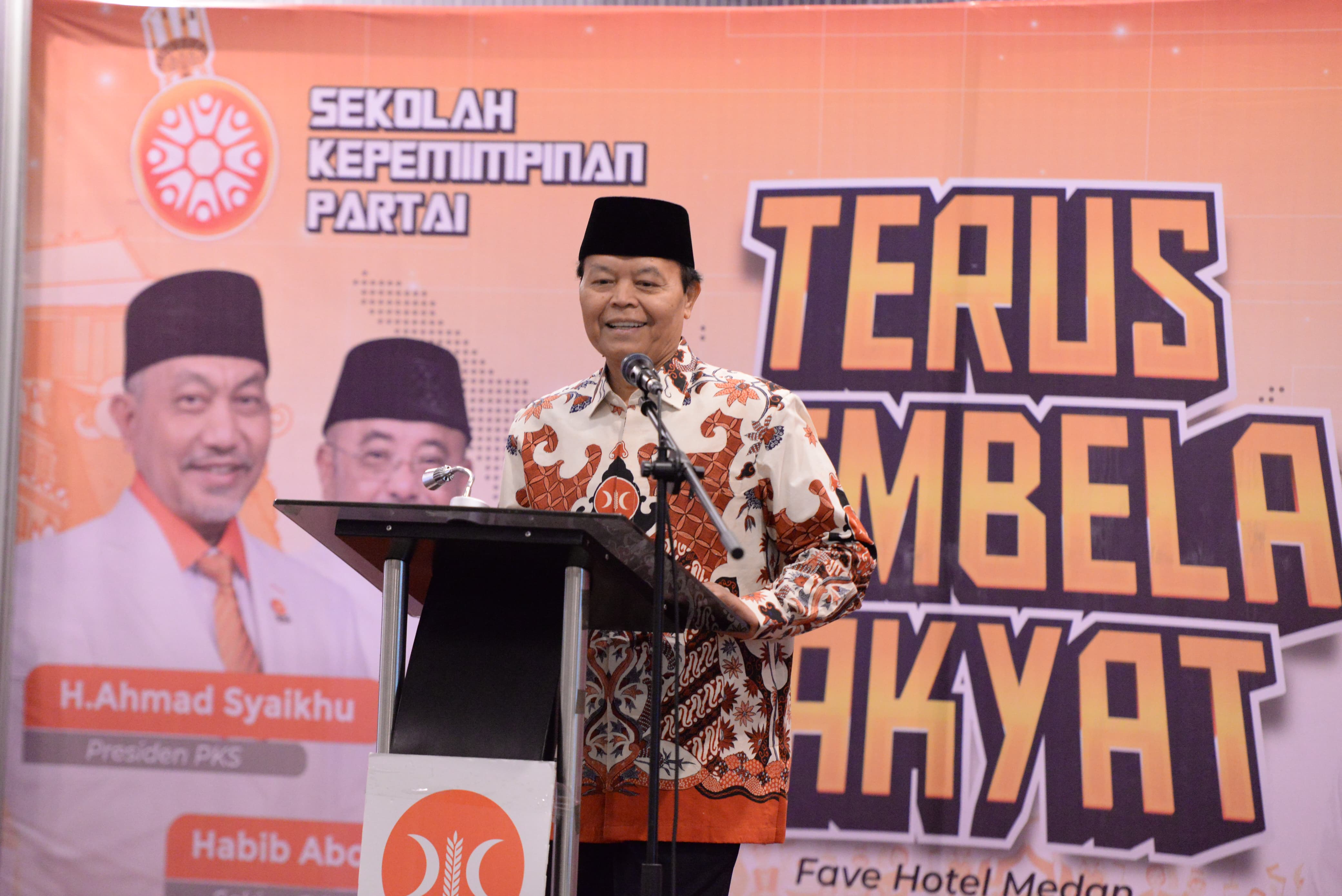 SAMBUTAN: Wakil Ketua Majelis Syura PKS Dr.H.M.Hidayat Nur Wahid, Lc, MA memberikan kata sambutan pada acara Sekolah Kepemimpinan Partai dengan  tema