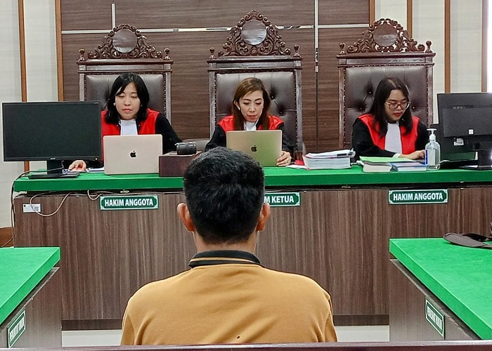 SIDANG: Hakim Ketua Maria Christine Natalia Barus didampingi 2 Hakim Anggota  membuka sidang dengan terdakwa  Kades Pasar Baru Suriadi alias Rudi Armada dalam kasus dugaan pemalsuan tanda tangan