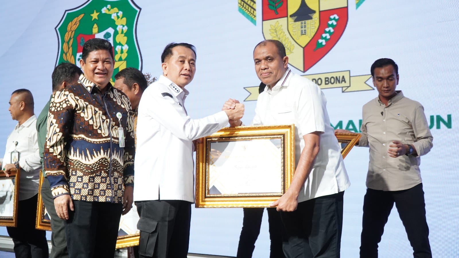 PENGHARGAAN: Pj Bupati Langkat, Faisal Hasrimy menerima penghargaan.(Diskominfo Langkat/Sumut Pos)