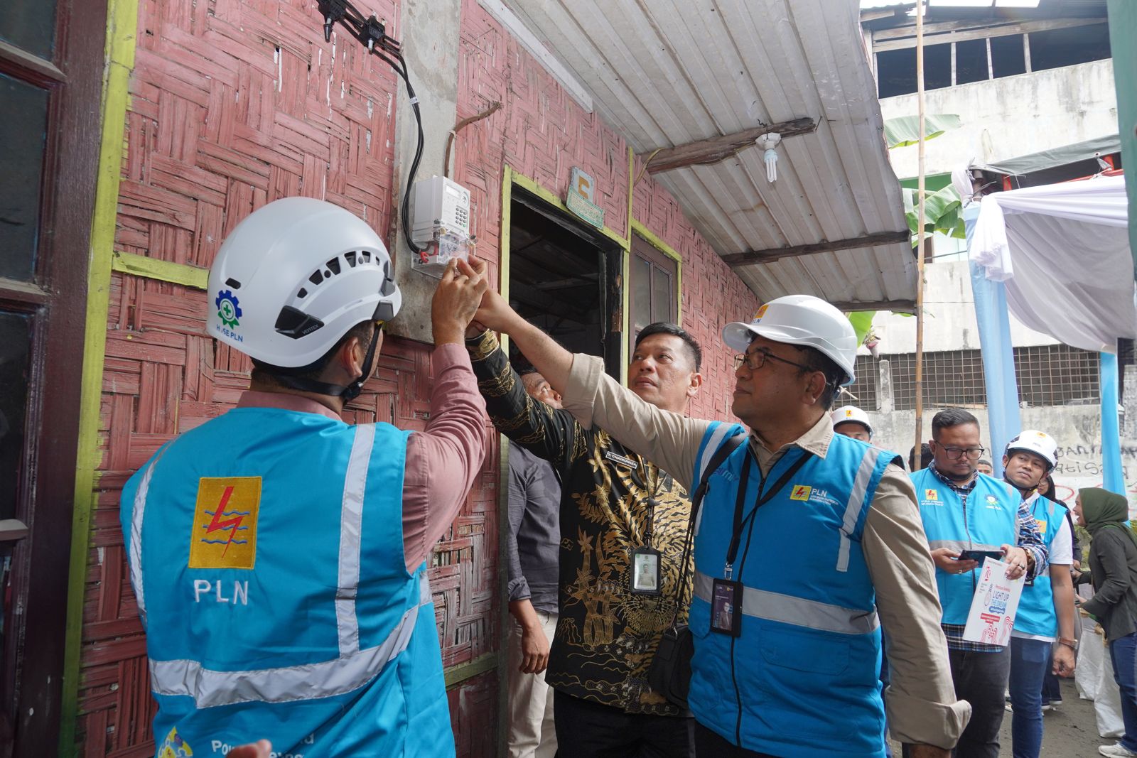 Senior Manager Niaga dan Management Pelanggan, Donny Adriansyah (tengah) bersama Manager PLN Unit Pelaksana Pelayanan Pelanggan (UP3) Medan, Ricky Yacob (kiri) dan Kepala Camat Sunggal, T Chairuniza,