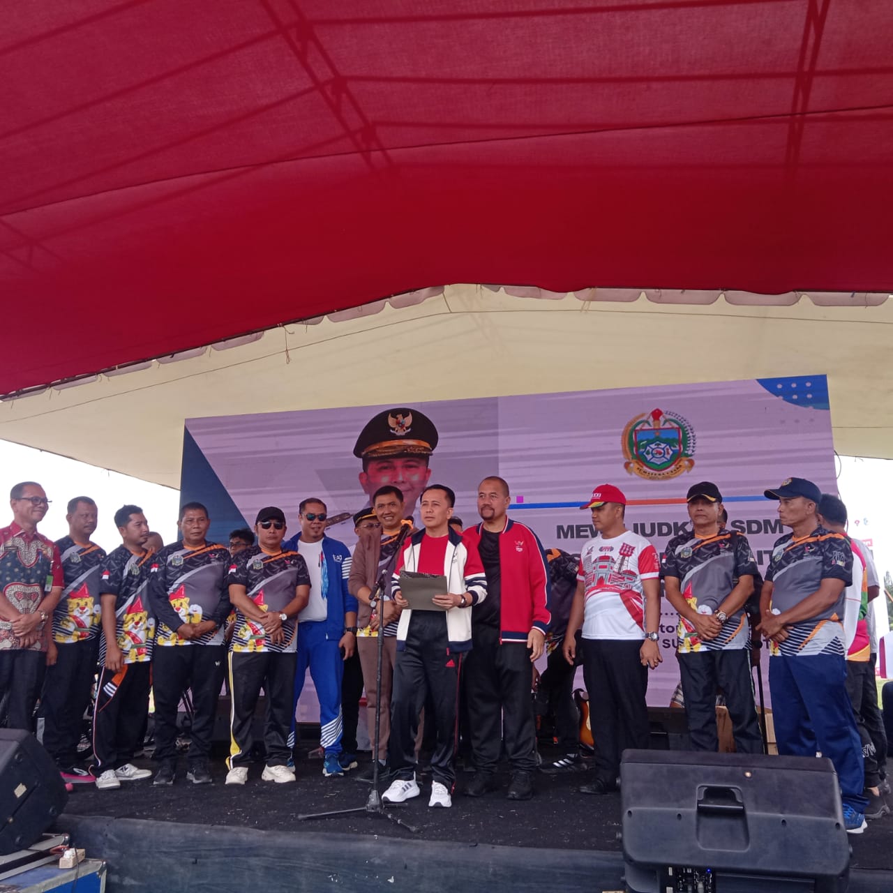 PENGUKUHAN: Pj. Gubsu Drs. Agus Fatoni bersama Pj. Bupati Batubara  Heri Wahyudidan Kadispora Sumut Bahar Siagian dan Unsur Forkompinda Batubara saat Pengukuhan Blue Volunteer dalam rangka menyukseska