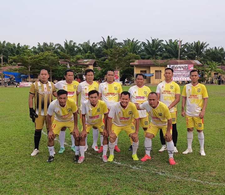 BERSAMA:  Bupati Sergai  Darma Wijaya bersama tim sepakbola Dambaan FC saat melakukan pertandingan eksebisi.( FADLY/SUMUT POS)