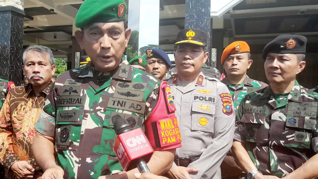 WAWANCARA: Kasdam I/BB Brigjen TNI Refrizal saat diwawancarai sejumlah wartawan, di Makodam I/BB Jalan Gatot Subroto Km 7,5 Medan, Jumat (16/8). (Dewi Syahruni Lubis/Sumut Pos)