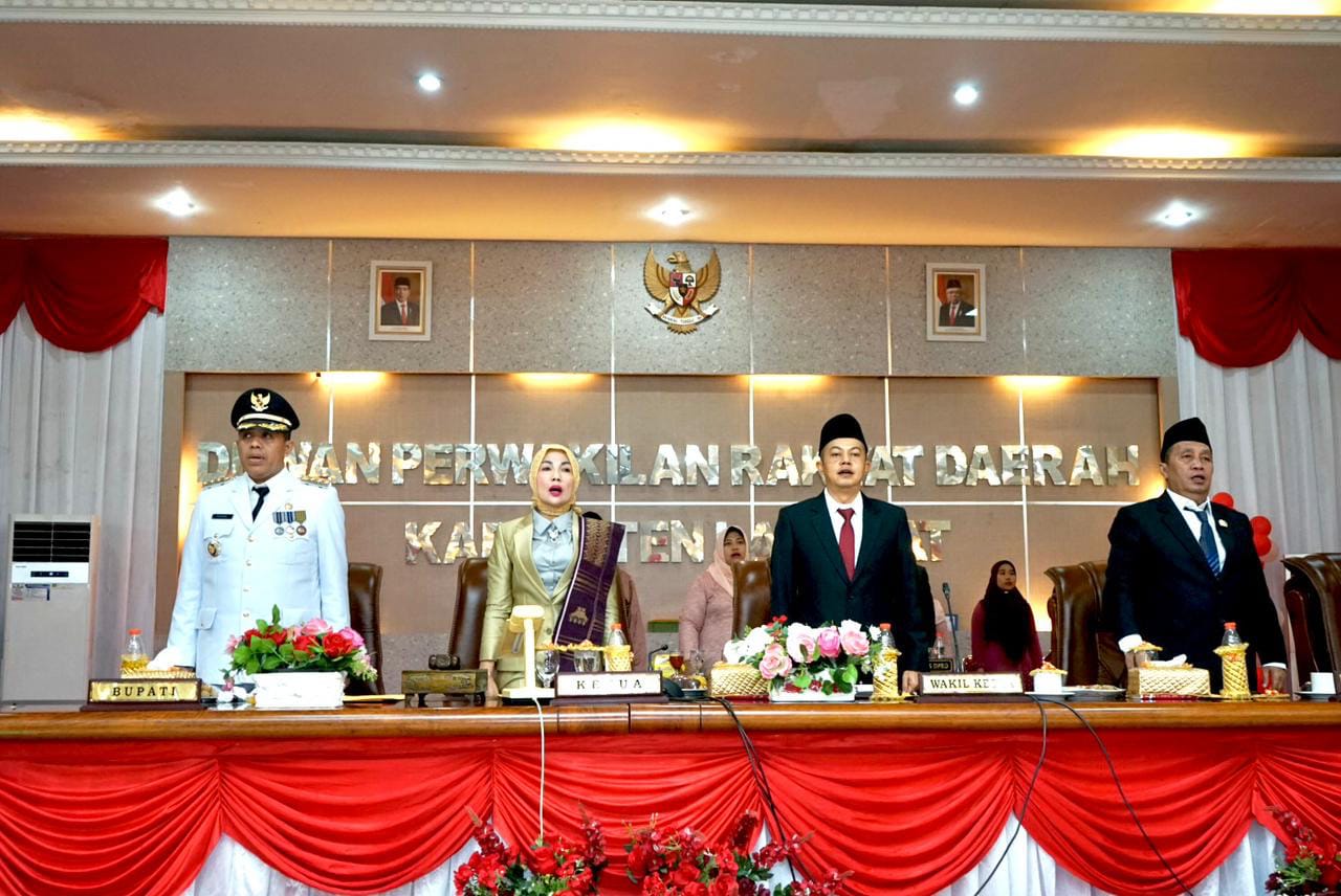 BERSAMA: Pj Bupati Langkat, Faisal Hasrimy bersama pimpinan DPRD menggelar rapat paripurna dalam rangka mendengarkan pidato kenegaraan HUT RI ke-79 dari Presiden Republik.(Diskominfo Langkat/Sumut Pos