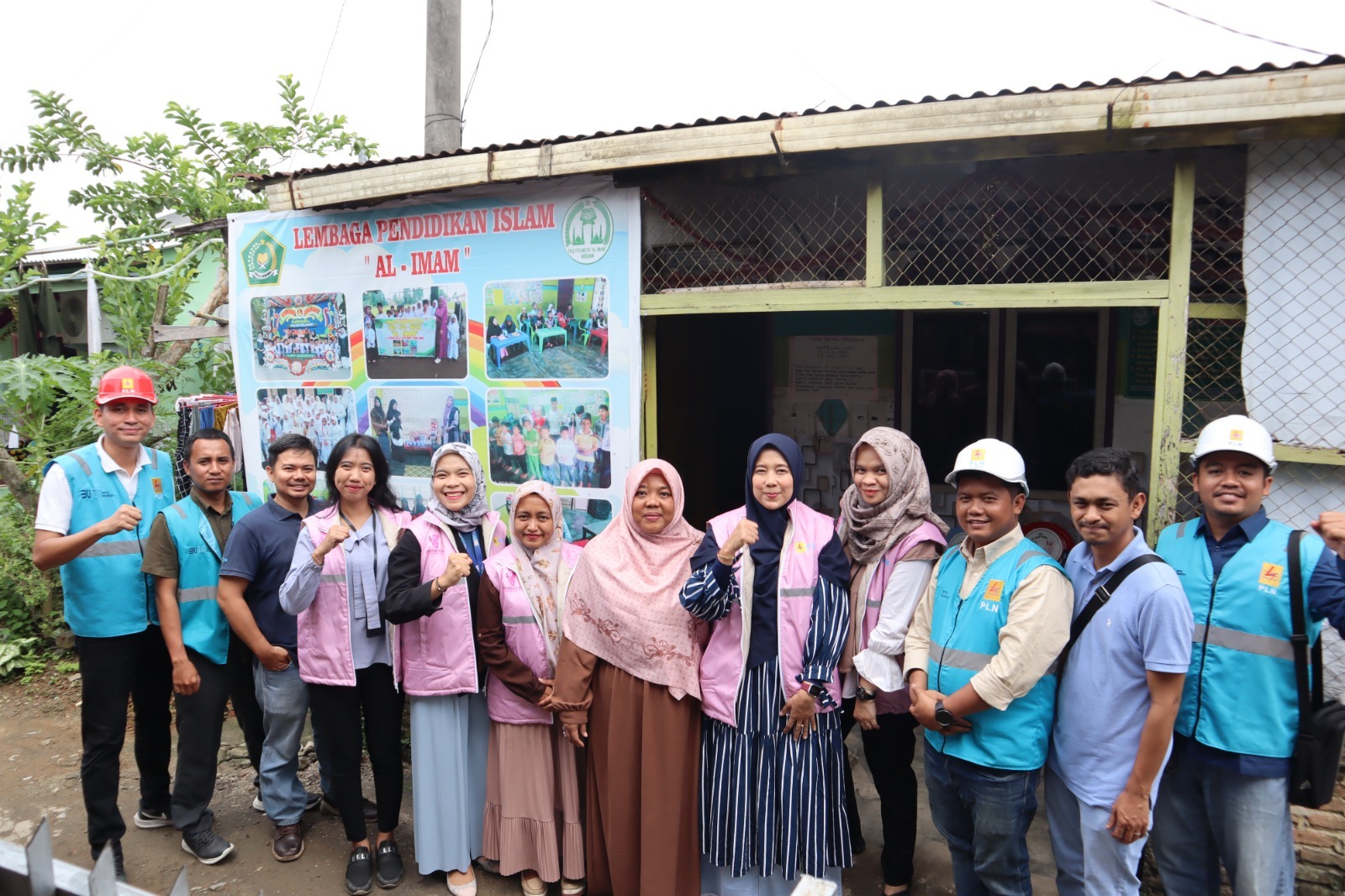 Foto bersama PLN UP3 Medan bersama Lembaga Pendidikan Islam MDTA Al Imam (16/8).
