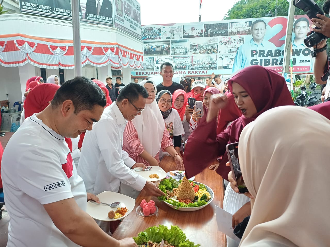 Bakal Calon Wakil Wali Kota Medan, Zakiyuddin Harahap bersama Ketua DPC Partai Gerindra Kota Medan, Ihwan Ritonga saat menjadi juri lomba memasak. (Foto Markus Pasaribu/Sumut Pos)