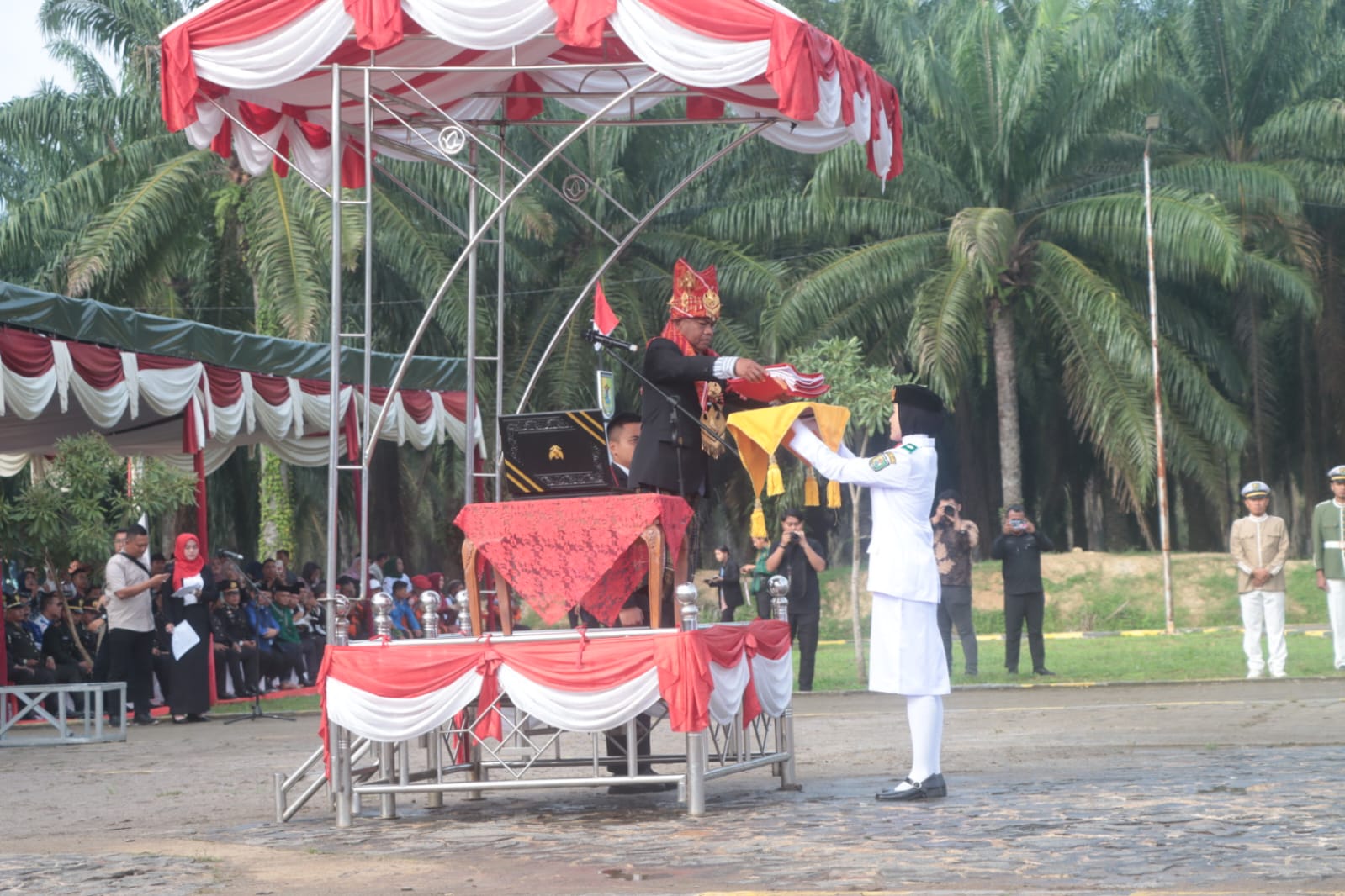 Bupati Sergai Darma Wijaya saat menjadi inspektur Upacara . (Foto Fadly/Sumut Pos )
