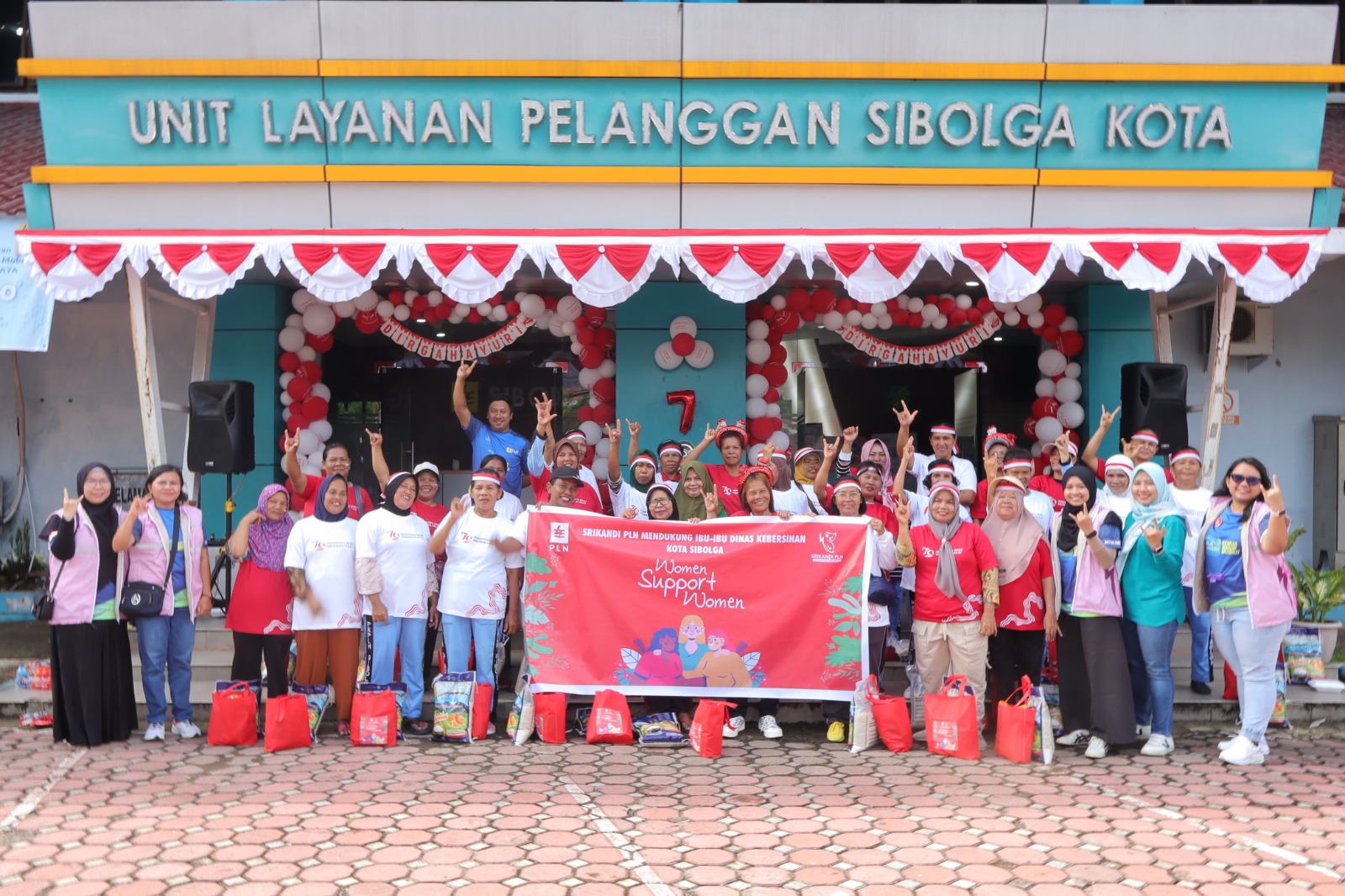 Foto bersama Srikandi PLN UP3 Sibolga bersama puluhan petugas kebersihan dari Dinas Perumahan, Kawasan Pemukiman, dan Lingkungan Hidup (PKPLH) Kota Sibolga, Sumatera Utara.