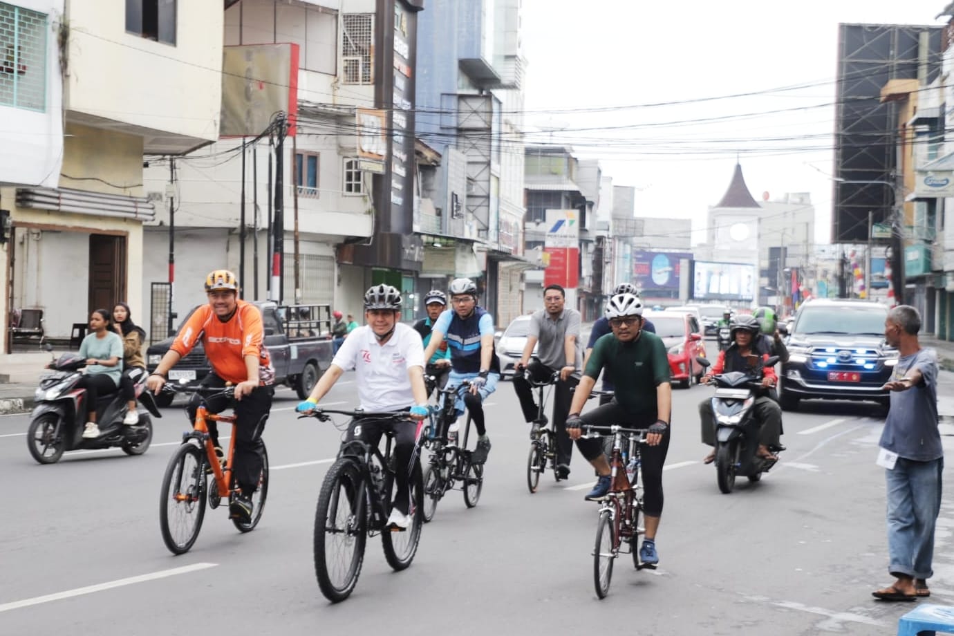 LEPAS: Penjabat (Pj) Gubernur Sumatera Utara (Sumut) Agus Fatoni ikut  rombongan Gowes Bhayangkara Merdeka di Lapangan Benteng, Medan, Minggu (18/8/2024).  (IKHSAN/SUMUT POS.)