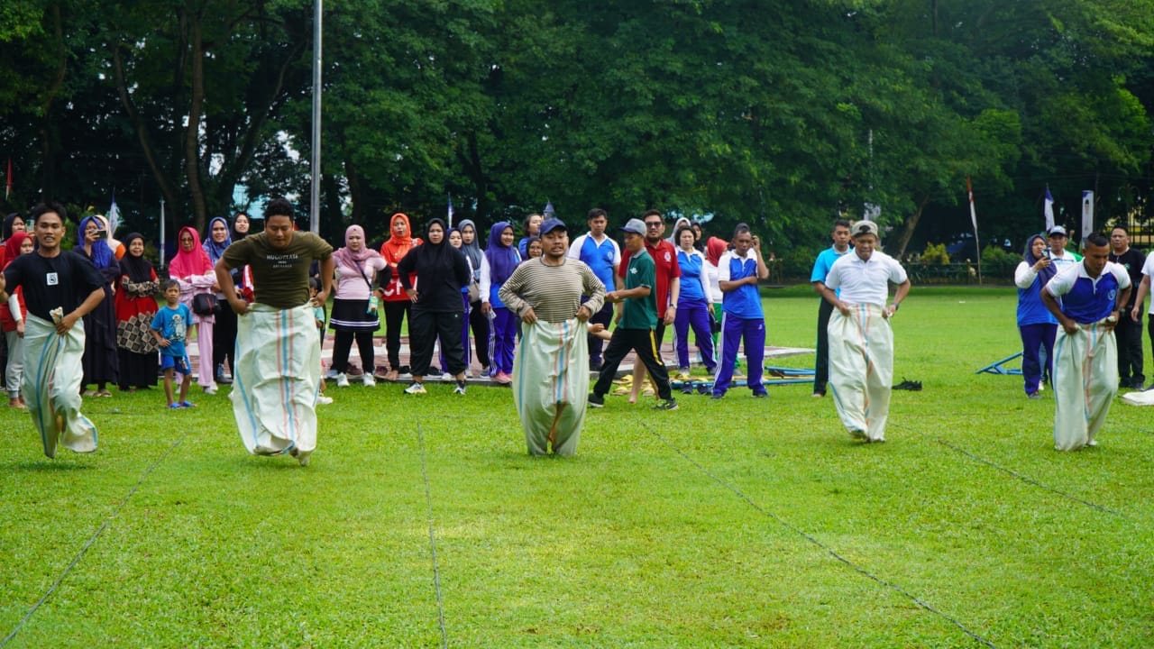 HUT: Lomba lari dalam karung dalam rangka HUT ke-79 RI di Alun-alun Tengku Amir Hamzah.(Diskominfo Langkat/Sumut Pos )