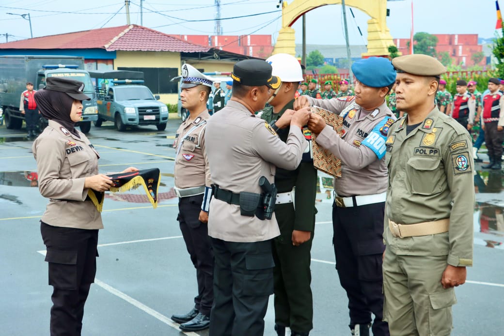 APEL: Polres Pelabuhan Belawan menggelar kegiatan Apel Gelar Pasukan Operasi Mantap Praja Toba 2024 di Lapangan Apel Polres Pelabuhan Belawan, Senin (19/8/2024).  (IKHSAN/SUMUTPOS)