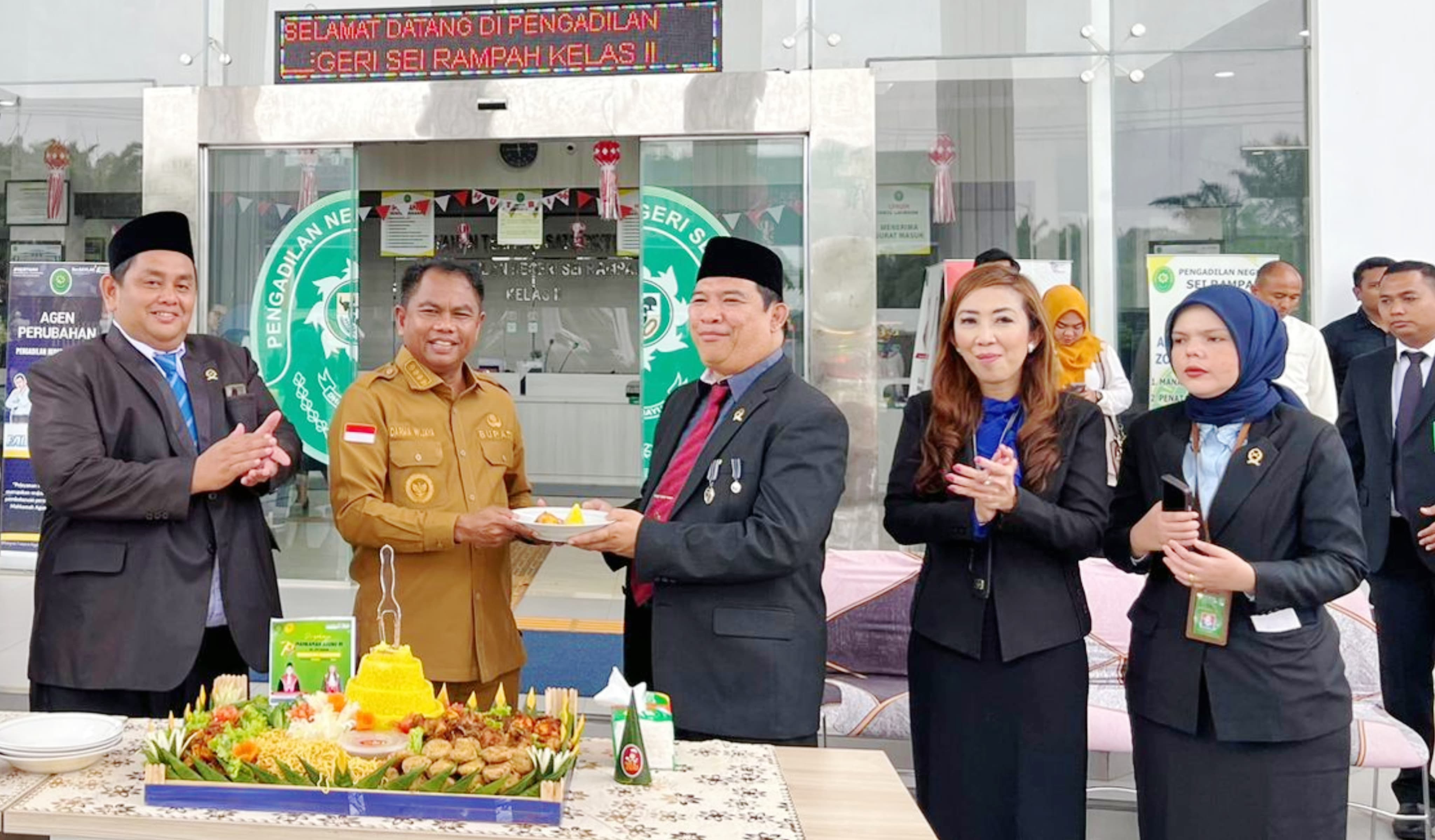 POTONG TUMPENG: Ketua PN Sei Rampah Muhammad Sacral Ritonga,SH MH  bersama Bupati Sergai H.Darma Wijaya saat memotong nasi tumpeng pada perayaan HUT MA RI ke 79 di Halaman Kantor PN Sei Rampah.