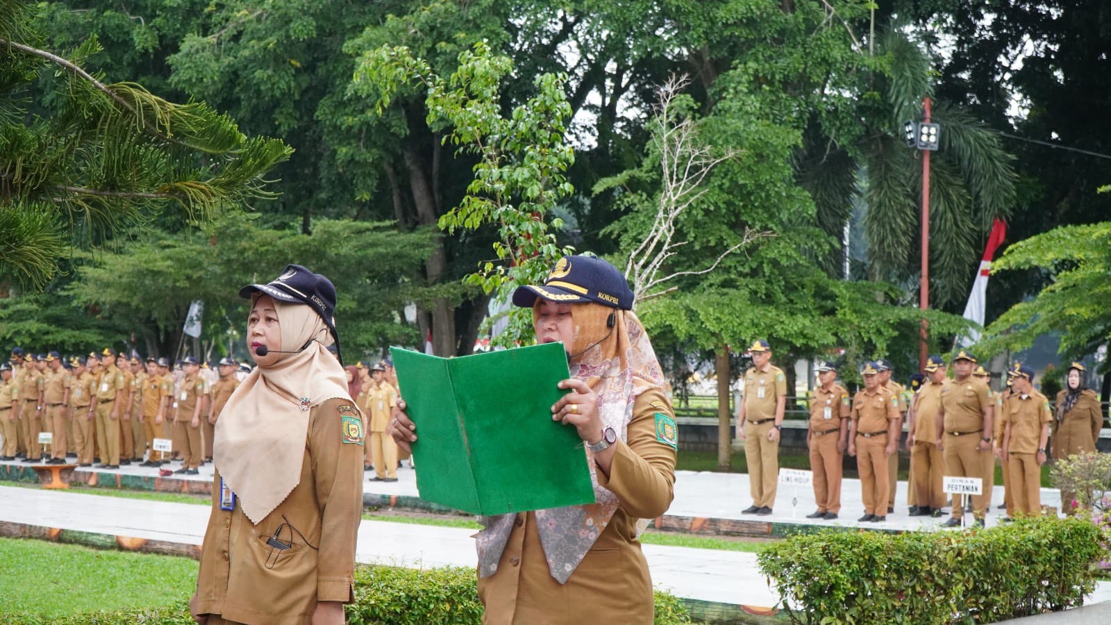 APEL: Asisten Administrasi Umum Setdako Binjai, Musti memimpin apel gabungan ASN di jajaran Pemkab Langkat.(Diskominfo Langkat/Sumut Pos)