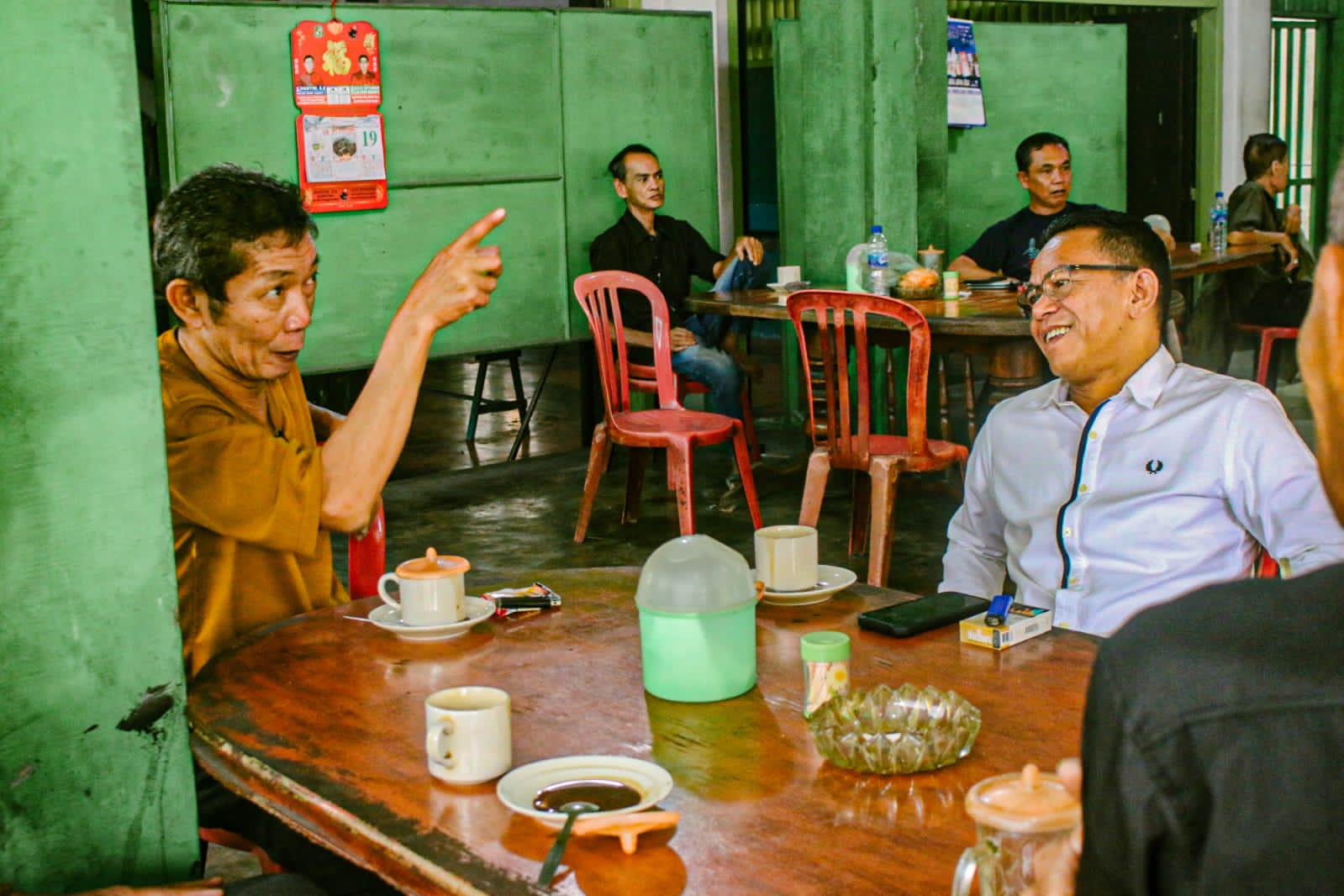 NGOPI BARENG: Bacalon Wakil Wali Kota Medan, H Zakiyuddin Harahap ngopi bareng warga di Warung Kopi Tiam Nainggolan,  di Jalan AR Hakim No.152, Kecamatan Medan Area, Kota Medan, Selasa (20/8/2024).