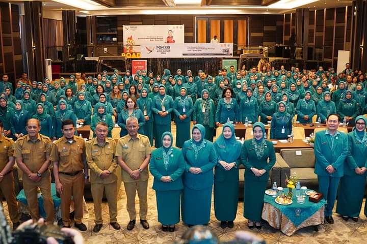 HADIRI: Pj Ketua Tim Penggerak Pemberdayaan Kesejahteraan Keluarga (TP PKK) Kota Tebingtinggi Nyonya dr Dara Caprina Moettaqien Hasrimi bersama anggota lainnya mengikuti kegiatan jambore PKK.