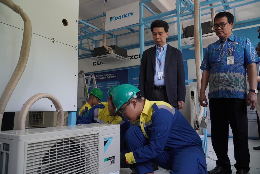 RESMIKAN: Direktur PT Daikin Conditioning Indonesia, Budi Mulia saat meresmikan Daikin Center of Excellence di SMK Negeri 2 Kendala, Selasa (20/8).