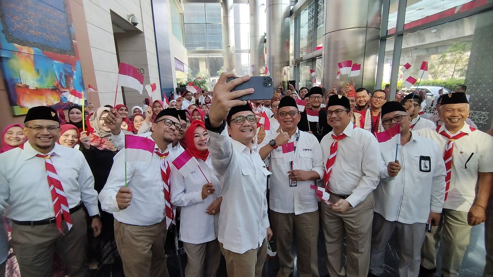 Kepala Badan Pelaksana BPKH Fadlul Imansyah ber-swafoto bersama pimpinan dan karyawan BPKH dan Bank Muamalat di sela perayaan HUT Kemerdekaan Republik Indonesia ke-79 di Jakarta, Senin (19/8).
