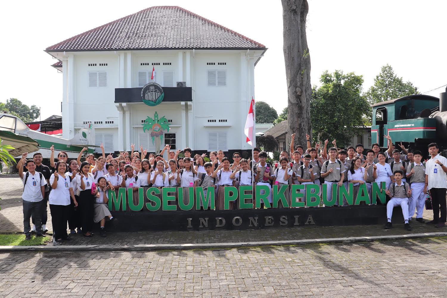 BERSAMA: Pelajar SLB Karya Murni bersama Bank Mestika saat berkunjung ke MUSPERIN di Jalan Brigjen Katamso Medan, Rabu (21/8/2024) . (Ist/Sumut Pos)