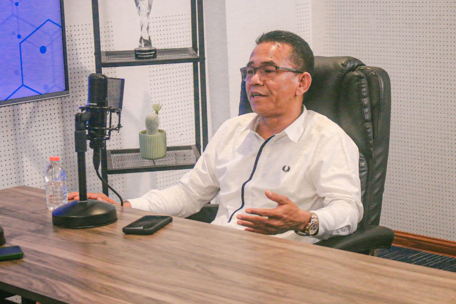 NARASUMBER: Bakal Calon Wakil Wali Kota Medan, H. Zakiyuddin Harahap, saat menjadi narasumber dalam acara podcast  dengan tema Jumpa Tengah