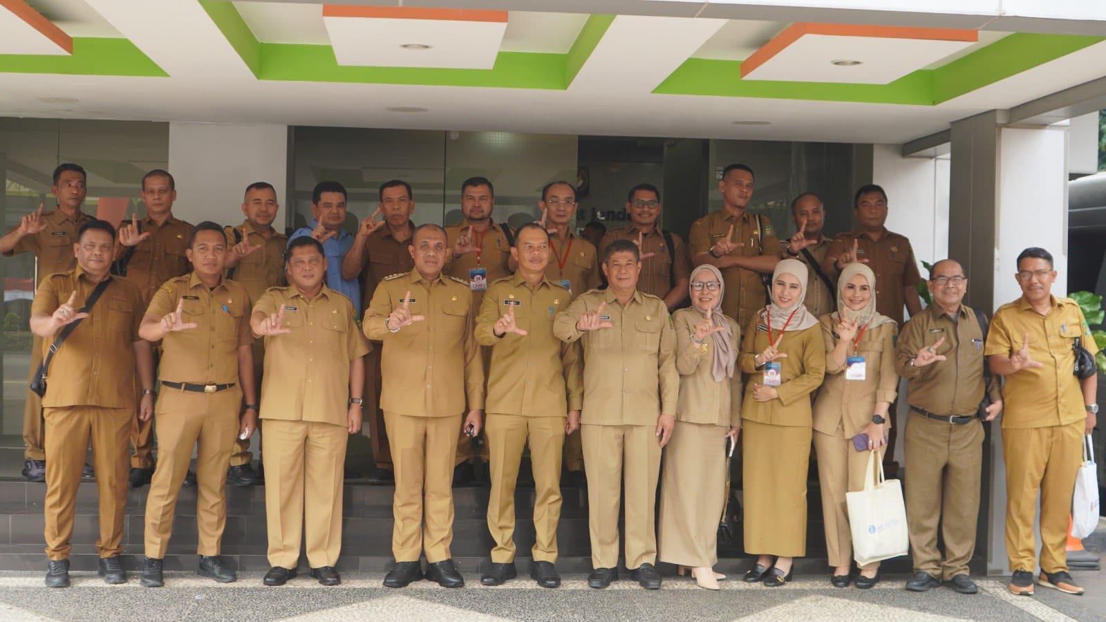 FOTO BERSAMA: Pj Bupati Langkat, Faisal Hasrimy foto Bersama dengan tim evaluasi Kemendagri.Diskominfo Langkat/Sumut Pos.