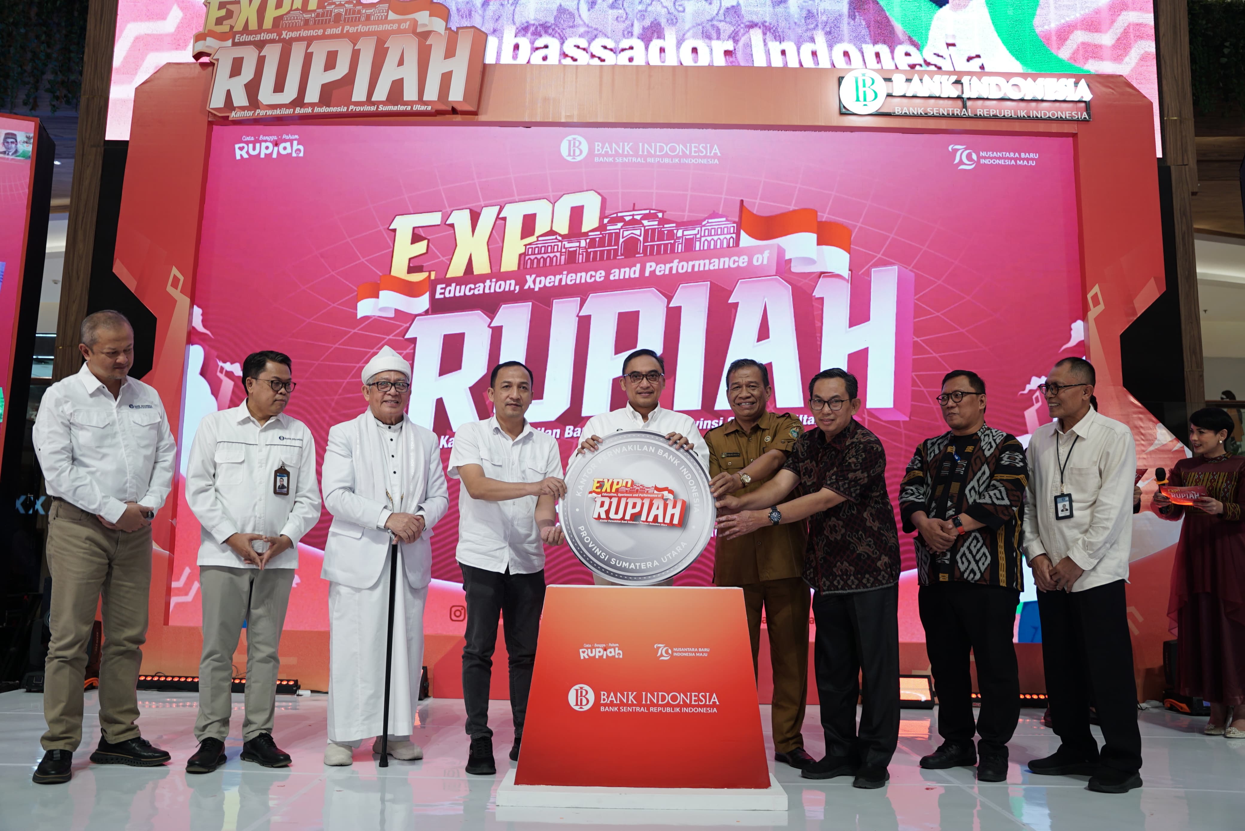 BUKA: Kepala KPw BI Sumut, IGP Wira Kusuma bersama lainnya, saat membuka acara EXPo Rupiah Medan 2024, di Main Atrium Sun Plaza Medan, Selasa (20/8) sore. (Sumut Pos/Dokumen Pribadi)