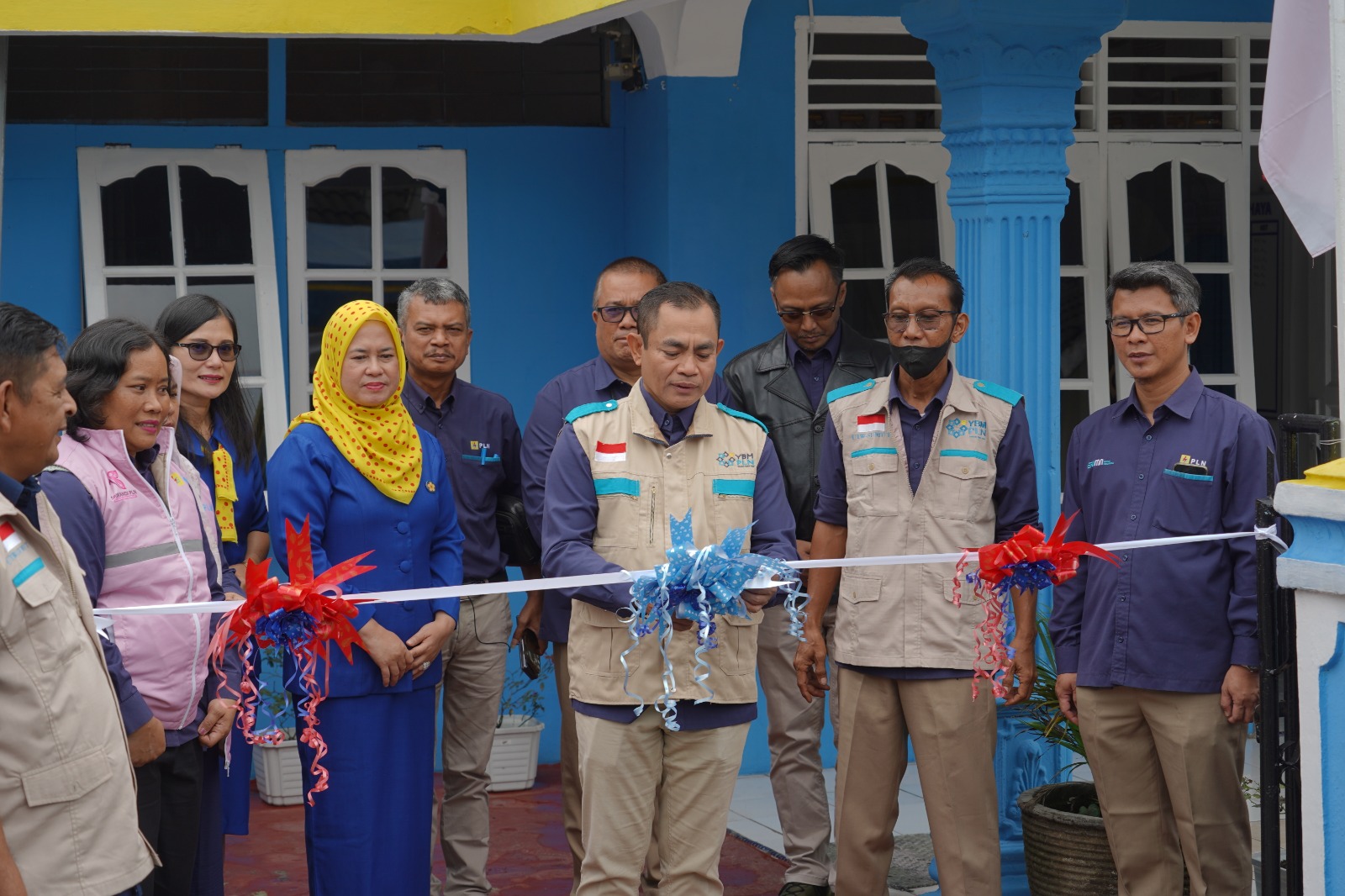 General Manager PLN UID Sumatera Utara, Saleh Siswanto (tengah) beserta jajaran management bersama Ketua PIKK, Lydia Saleh Siswanto secara simbolis melakukan pemotongan pita peresmian rumah singgah