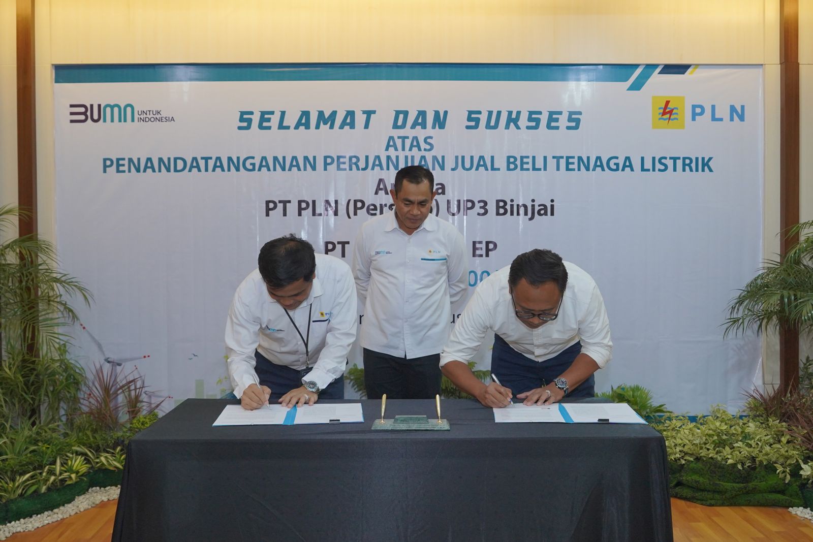 Manager PLN UP3 Binjai, Darwin Simanjuntak (kiri) dan Senior Manager Productions and Projects Zona 1 PT Pertamina EP, Tedjo Sumantri (kanan) melakukan penandatanganan perjanjian jual beli.