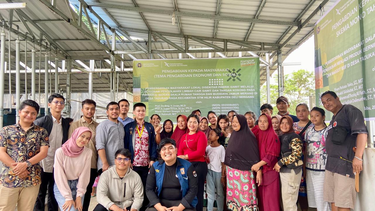 Para dosen dan mahasiswa Fakultas Teknik USU, kepala lingkungan, dan para masyarakat Desa Tadukan Raga, Kecamatan STM Hilir, Deli Serdang foto Bersama usai mengikuti kegiatan penyuluhan. (Foto Dokumen