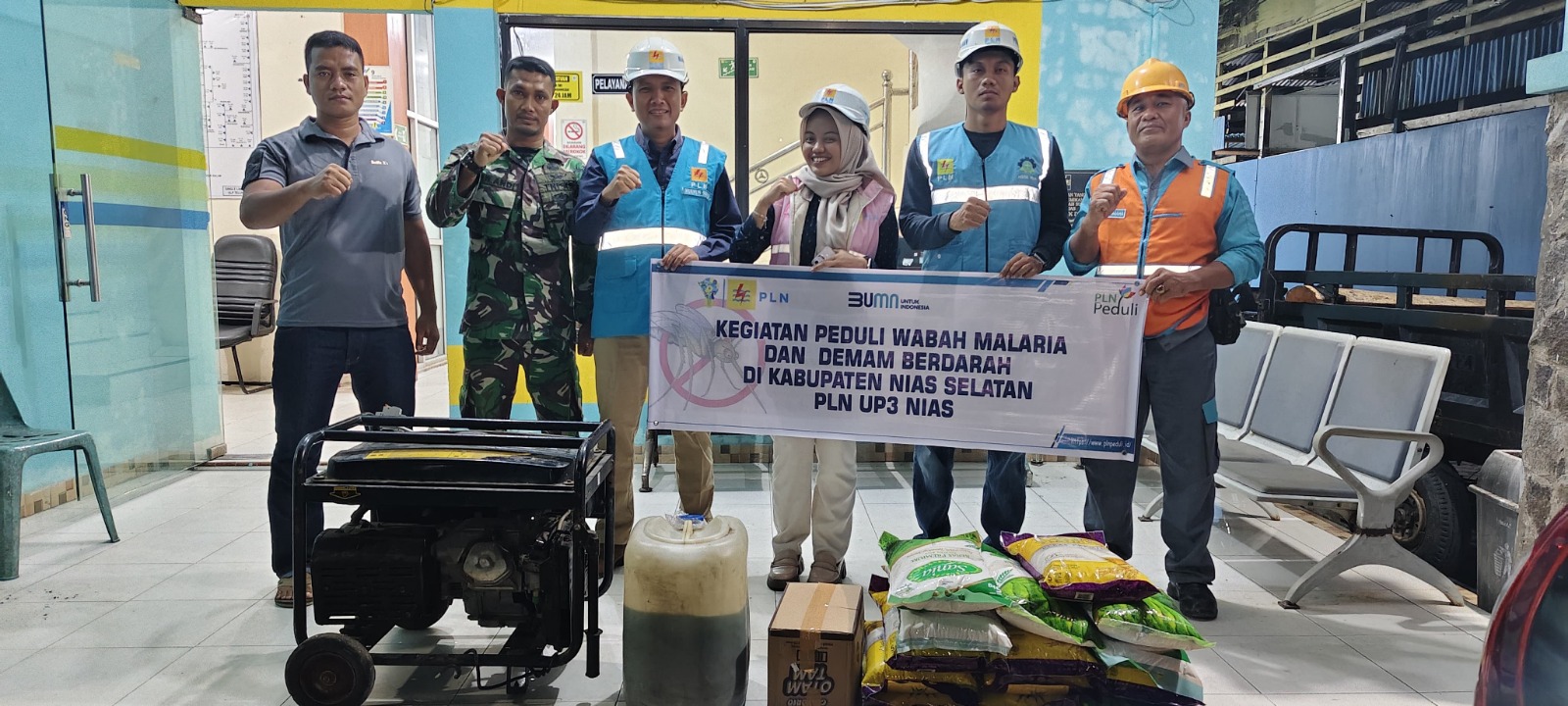 Manager PLN ULP Teluk Dalam, Mukhlis Suhada (tida dari kiri) menyerahkan bantuan bencana ke daerah 3T bersama personil TNI yang akan membawa bantuan tersebut ke Pulau Tello.